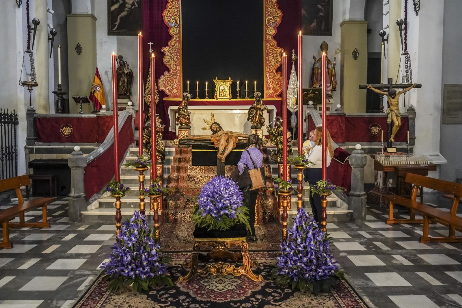 El besapiés al Cristo de los Favores, en imágenes