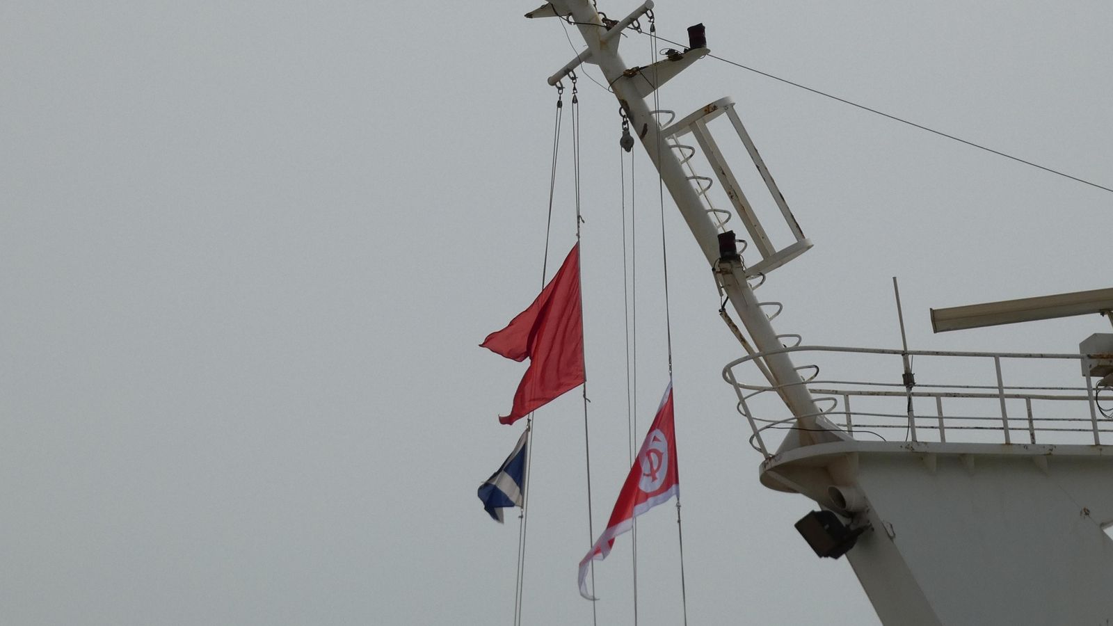 Banderas a media asta del Melillero este jueves.