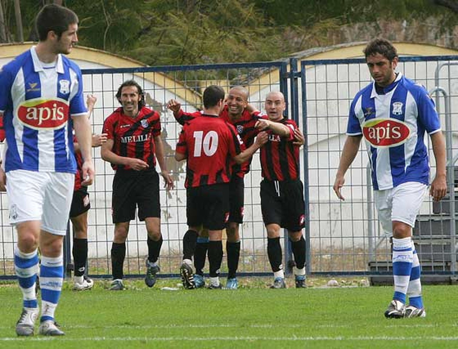 Zamorano y Chota felicitan a Yagüe por el segundo tanto del Melilla.

Foto: Vanesa Lobo