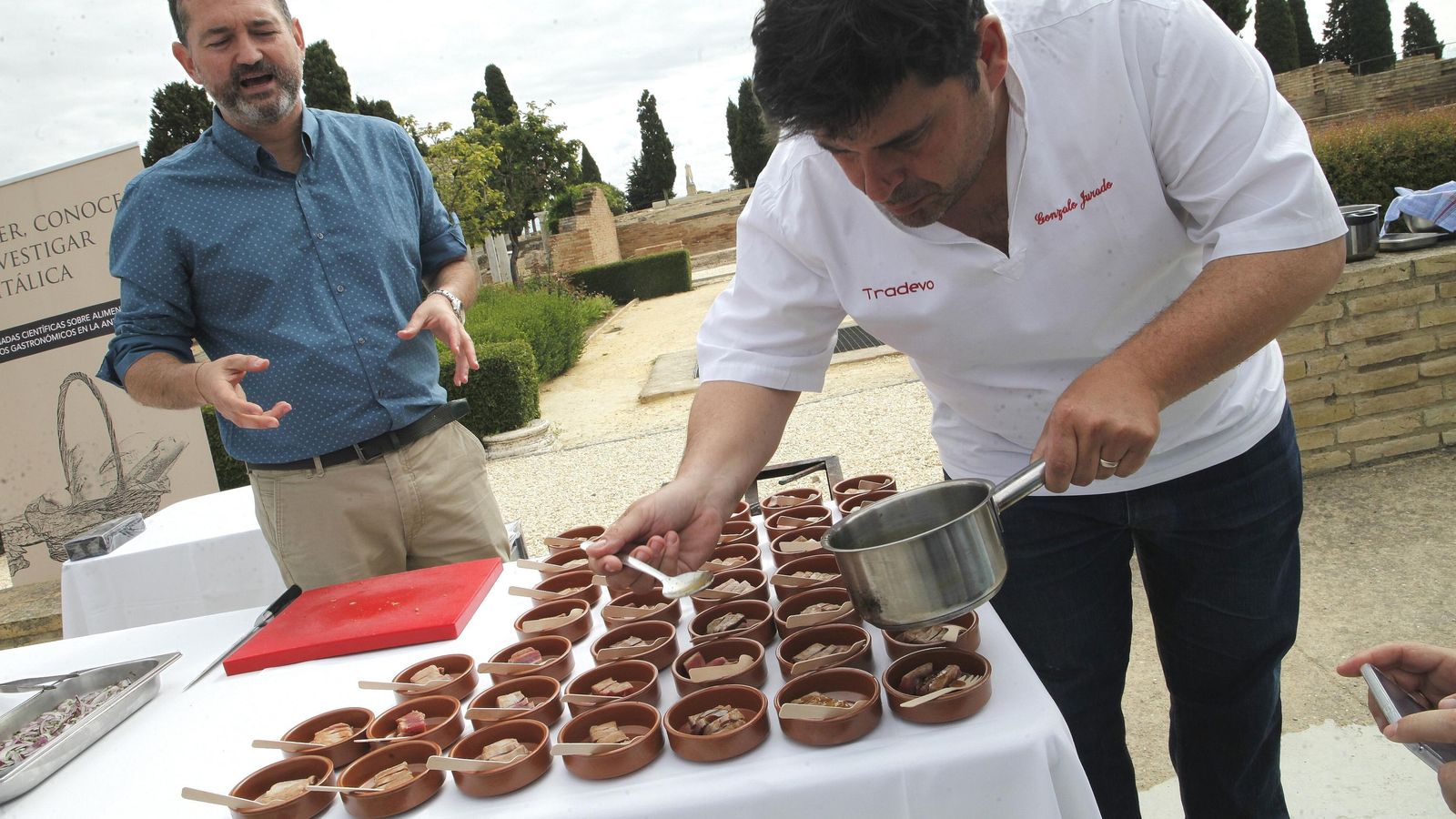 Gonzalo Jurado (Tradevo) y el investigador Manuel León Béjar.