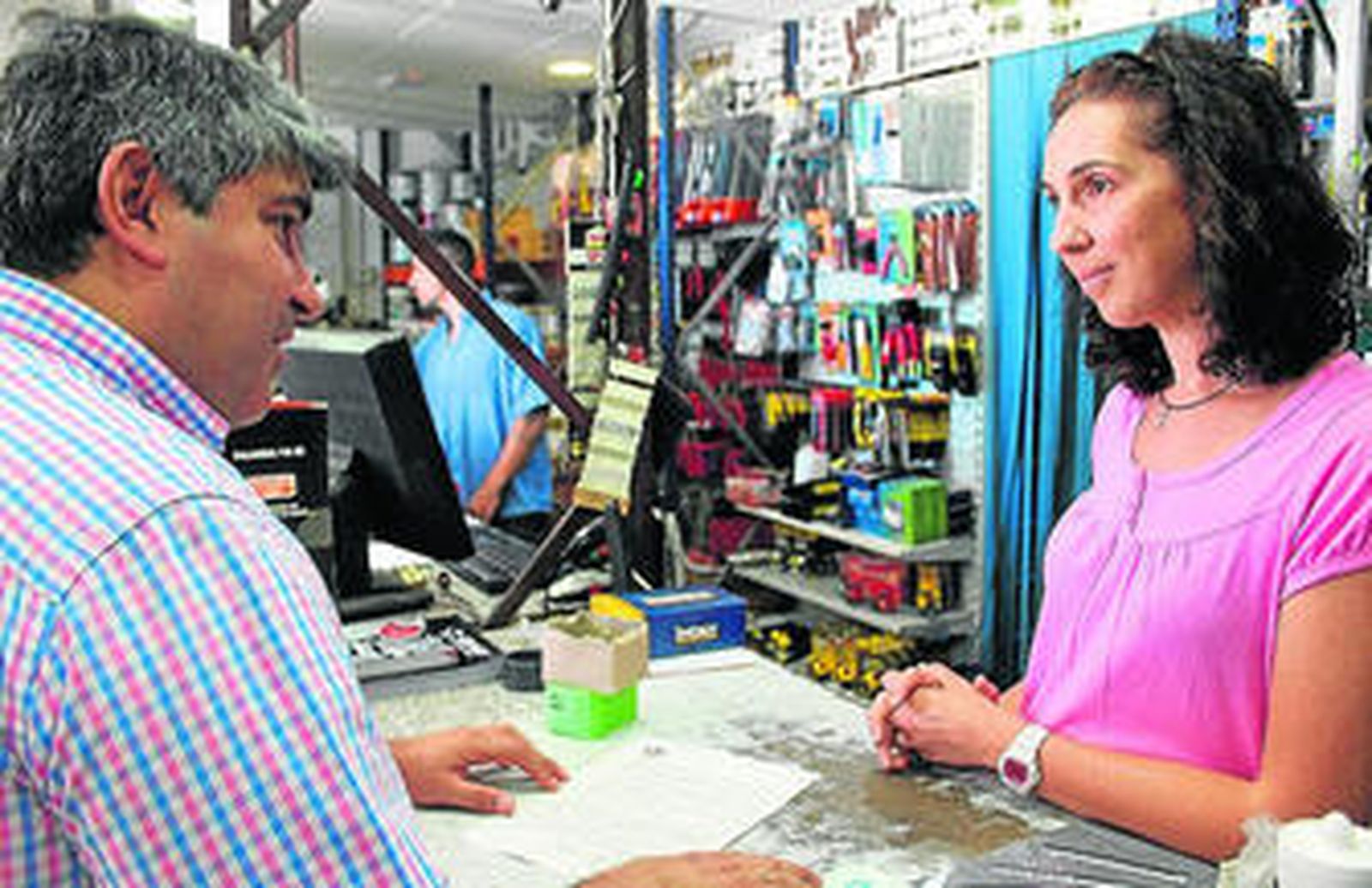 Manuel Navarro explica a una afectada como pedir la licencia de apertura.