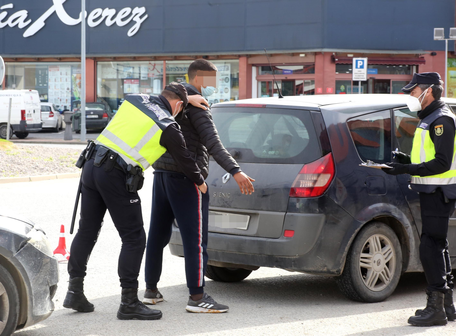 Coronavirus : Control de la Policía Nacional  a la entrada de Jerez por el cierre perimetral