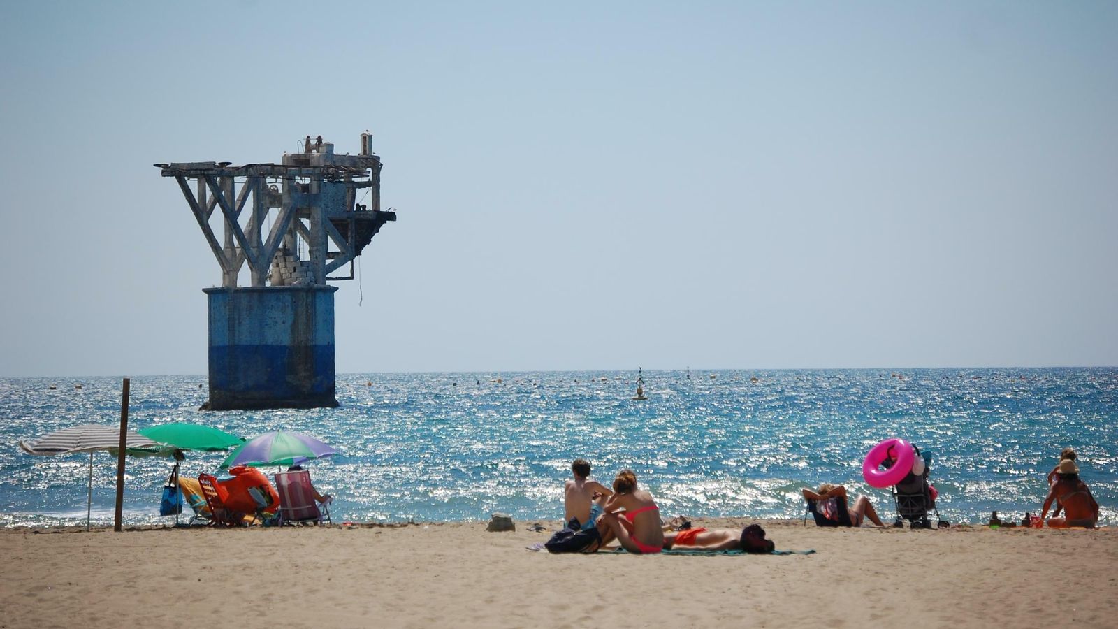 La playa de El Cable de Marbella no es ejemplo de espacio virgen, pero sí es tranquila y familiar. La playa de El Cable de Marbella no es ejemplo de espacio virgen, pero sí es tranquila y familiar.