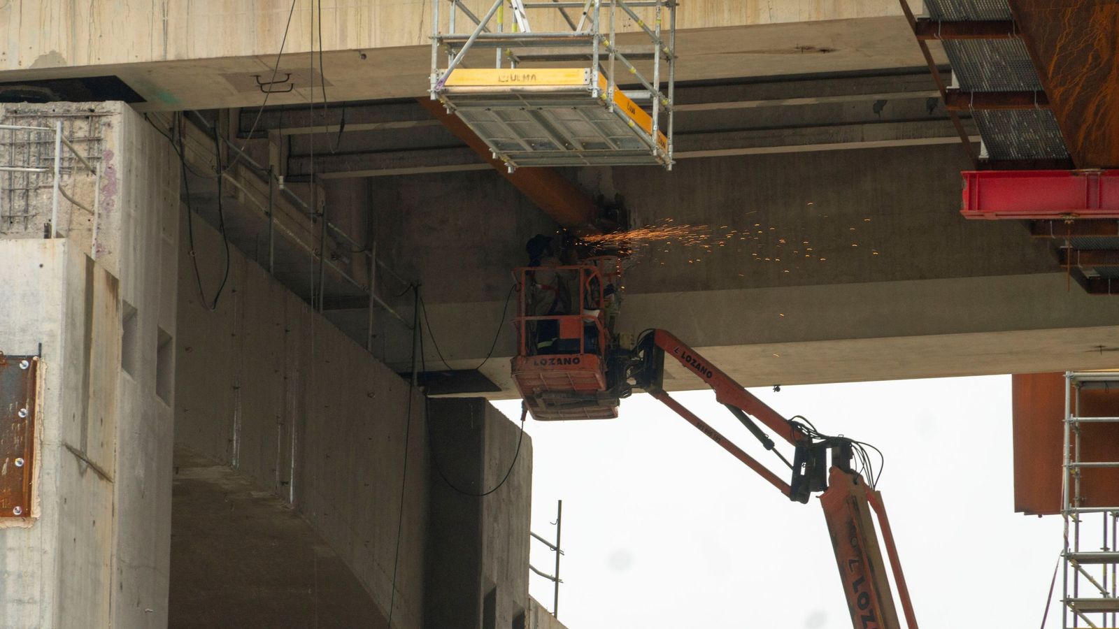 Trabajos de soldadura este lunes bajo el tablero del puente.