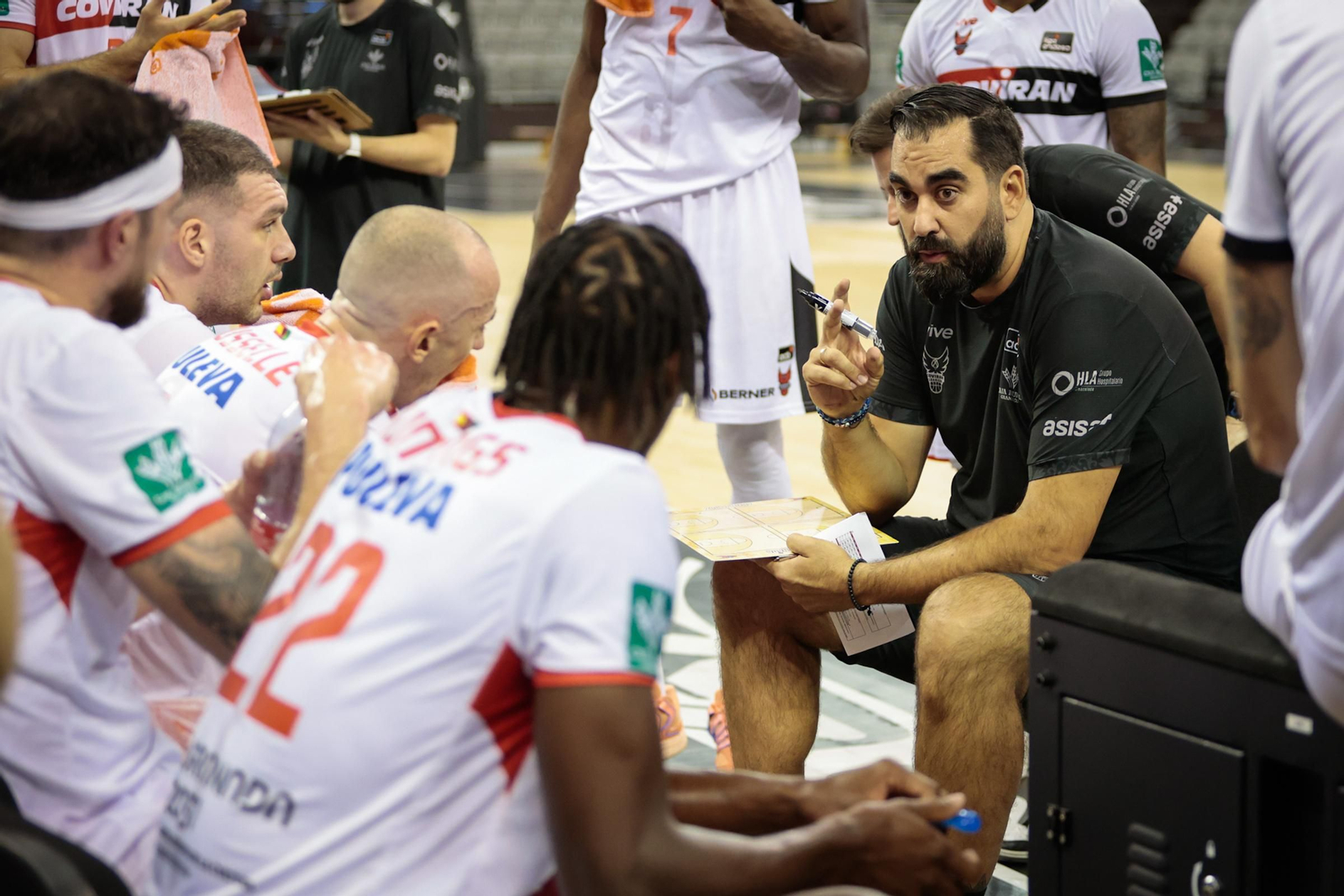 Ramón Díaz durante un tiempo muerto en el partido ante el Gran Canaria.
