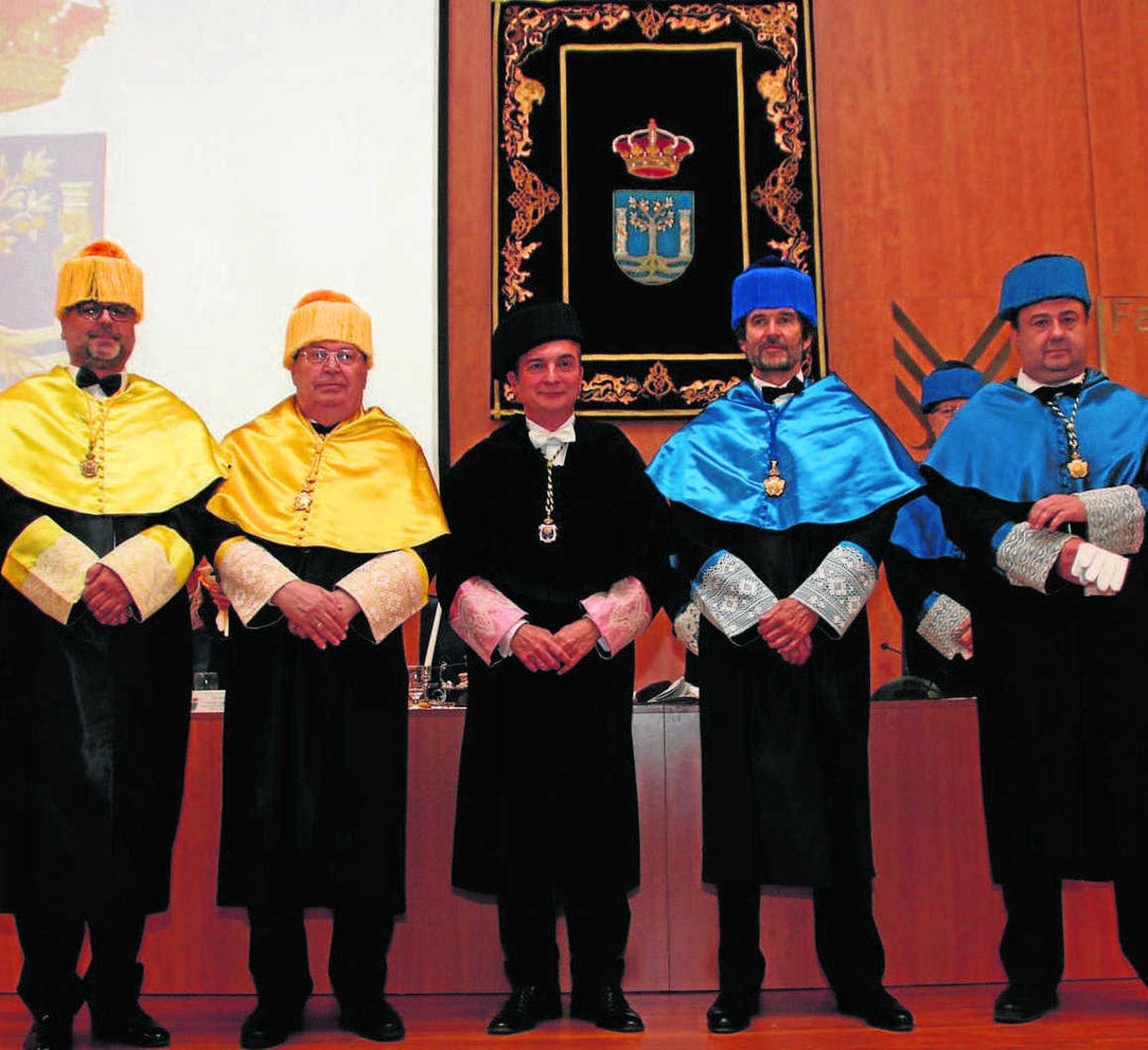 Los dos nuevos Doctores Honoris Causa, junto a sus padrinos y el rector de la UCA, Eduardo González Mazo.