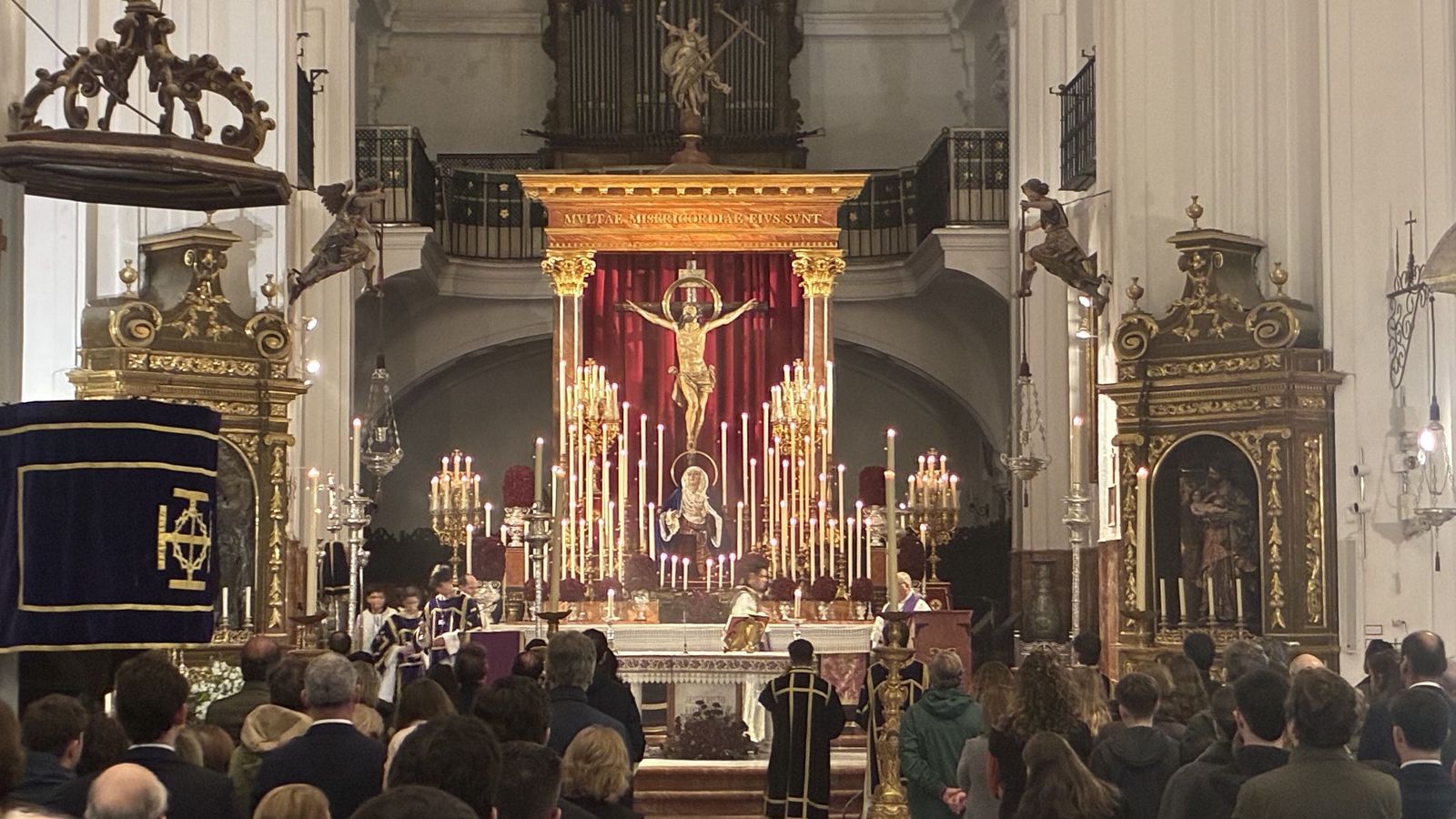 Altar de cultos en Santa Cruz.