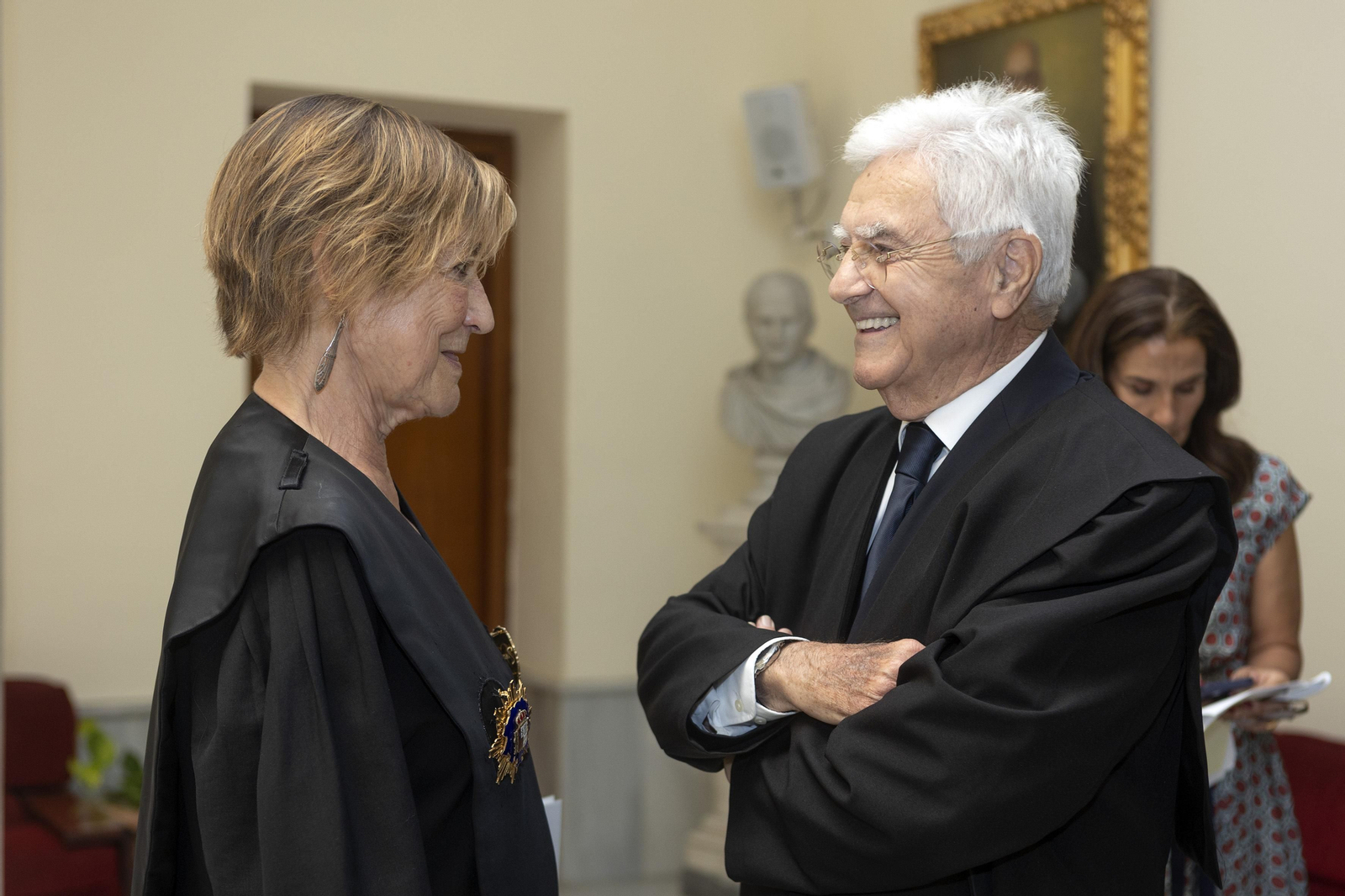 El penalista Francisco Baena Bocanegra recibe la medalla al mérito de la Abogacía Española. El penalista Francisco Baena Bocanegra recibe la medalla al mérito de la Abogacía Española.