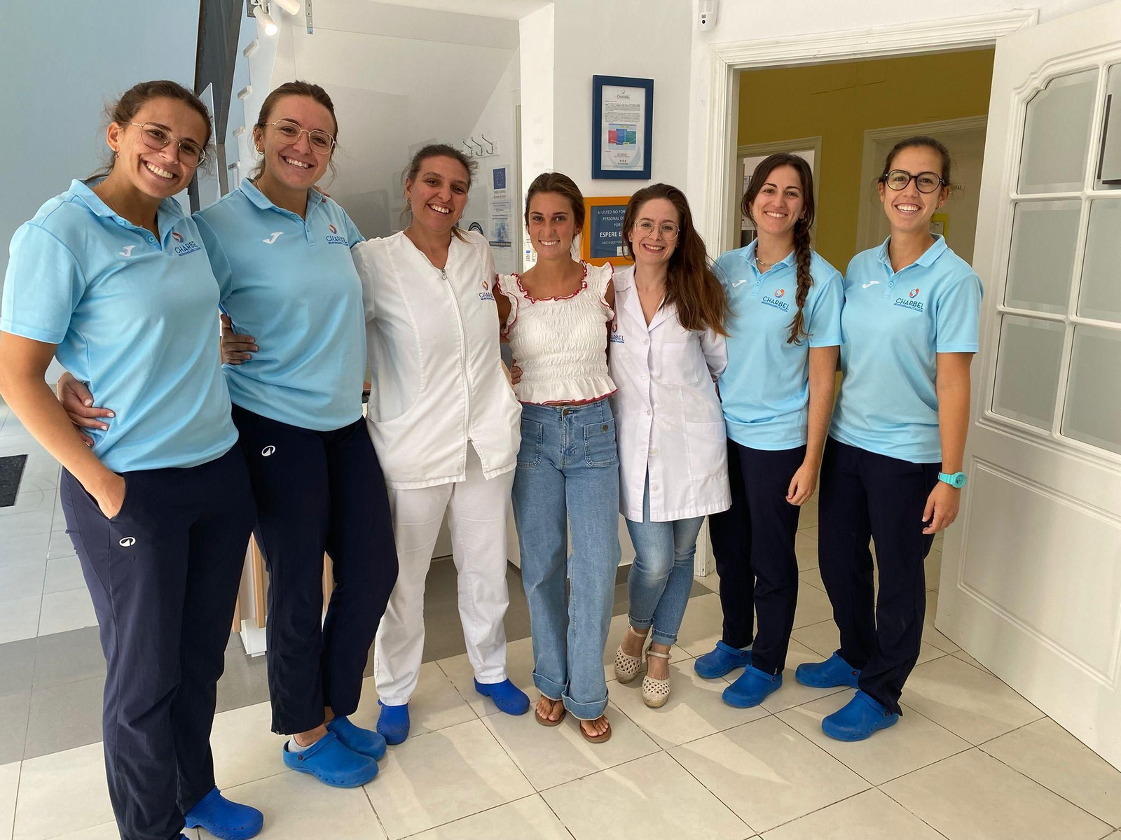 Mer, con parte del equipo que la ha acompañado en el proceso.