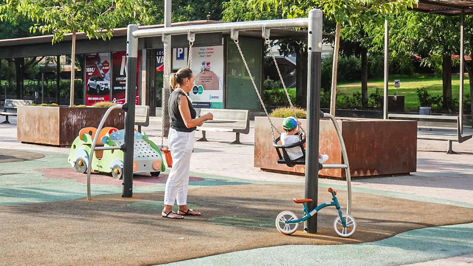Parque infantil de La Caleta, ya 'reverdificado' con grandes maceteros