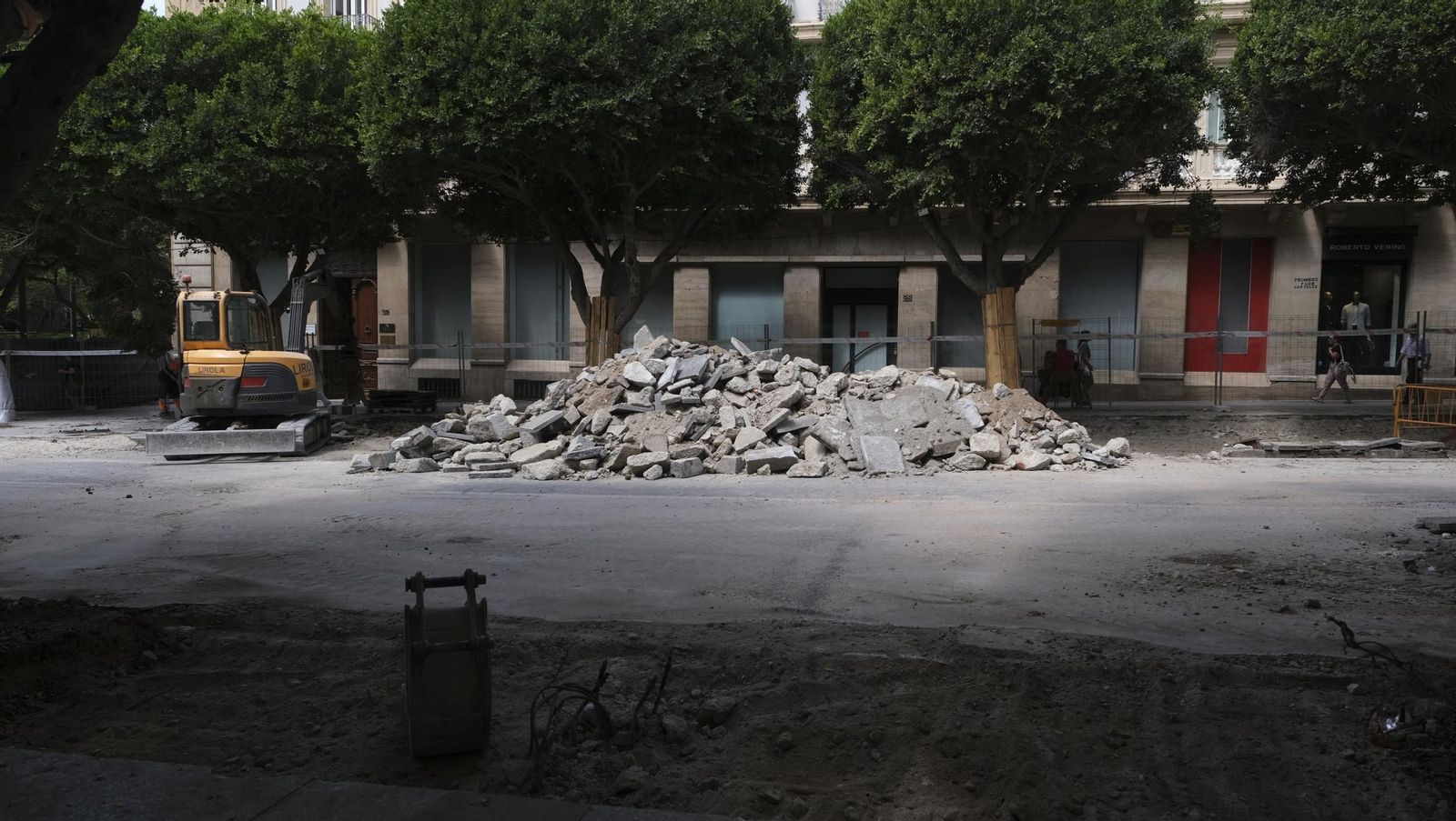 Las obras de peatonalización del Paseo de Almería entran en el turno de noche, en imágenes