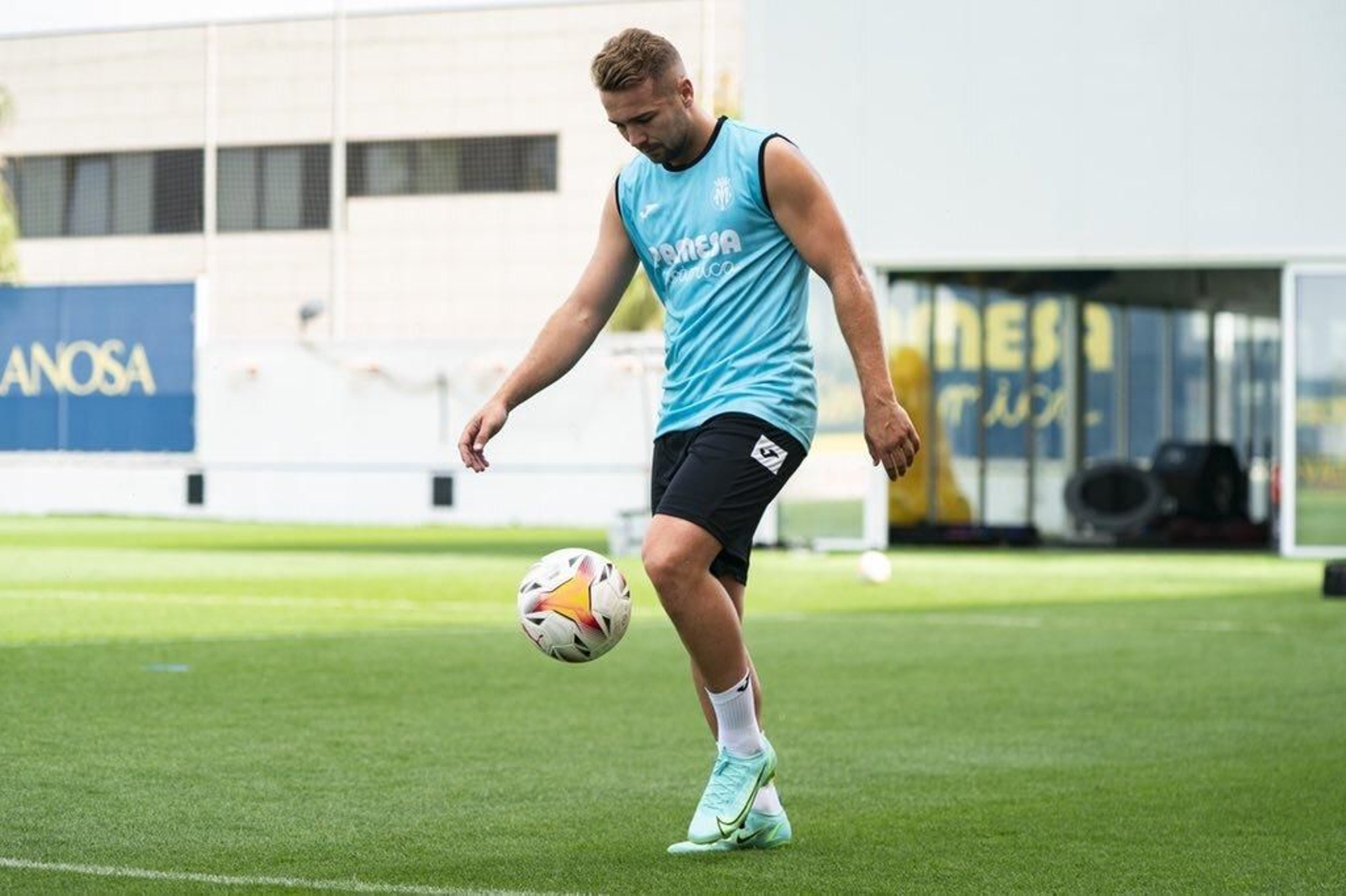 Javi Ontiveros, durante un entrenamiento con el Villarreal.
