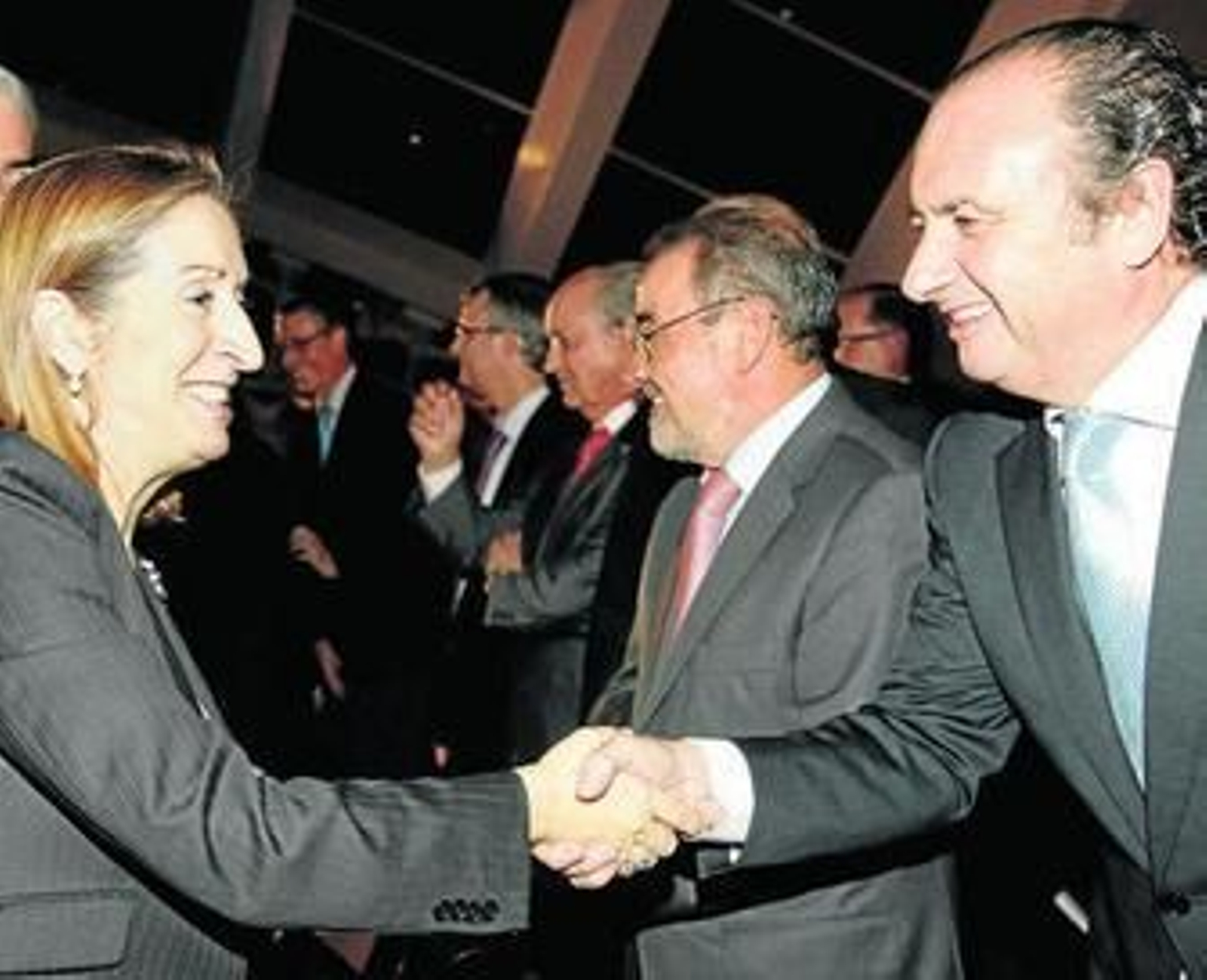 La ministra Ana Pastor saluda al presidente de la Autoridad Portuaria de Alicante, José Joaquín Ripoll.