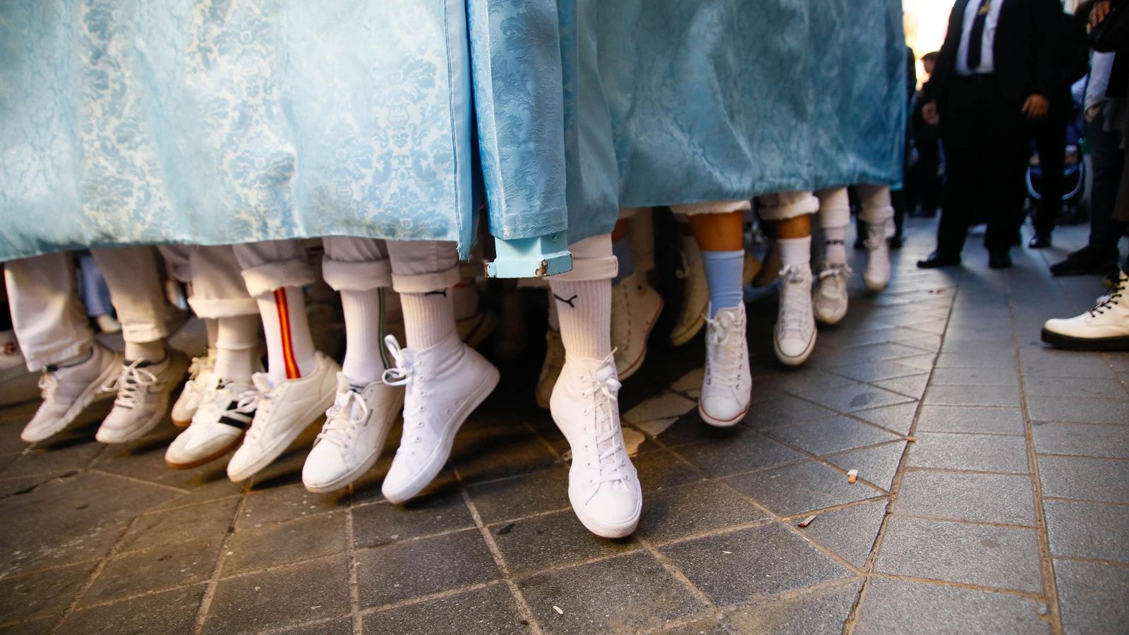 Vea la salida de la Hermandad de Los Ángeles de la Catedral de Almería