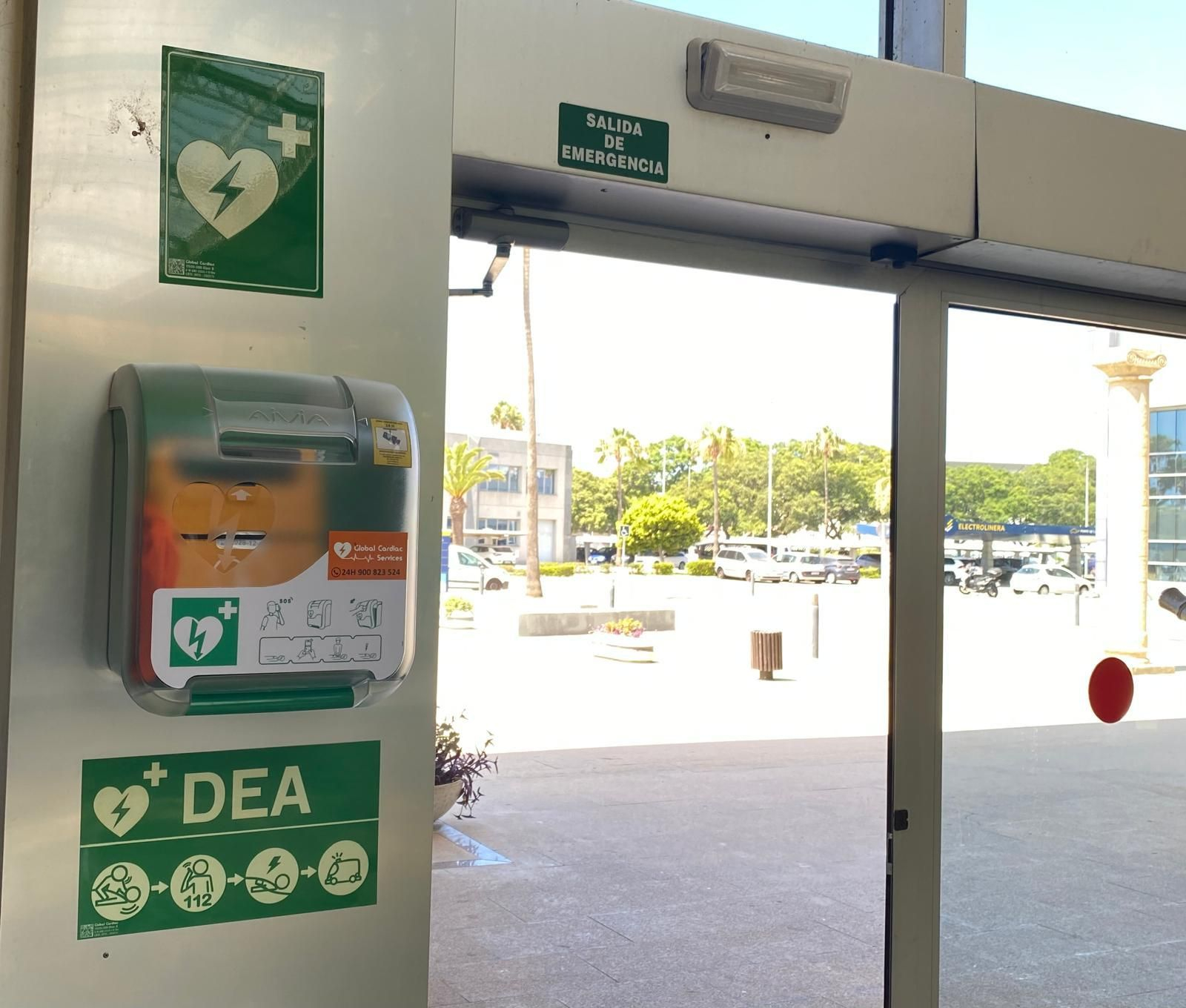 Una imagen de uno de los desfibriladores instalados en Zona Franca. Una imagen de uno de los desfibriladores instalados en Zona Franca.