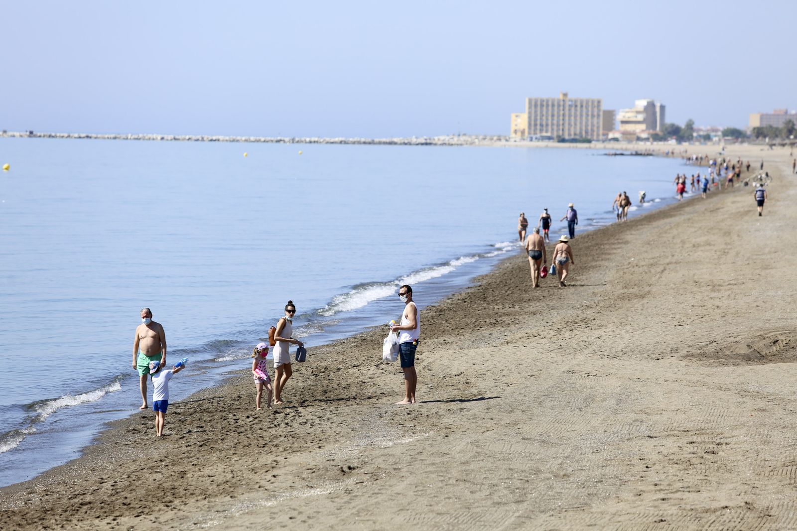 La playa de Huelin, en Málaga capital, en el cuarto día de la fase 1