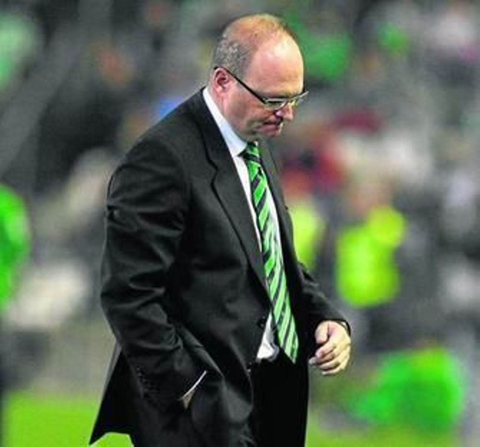 Pepe Mel mira al suelo durante el transcurso del choque.