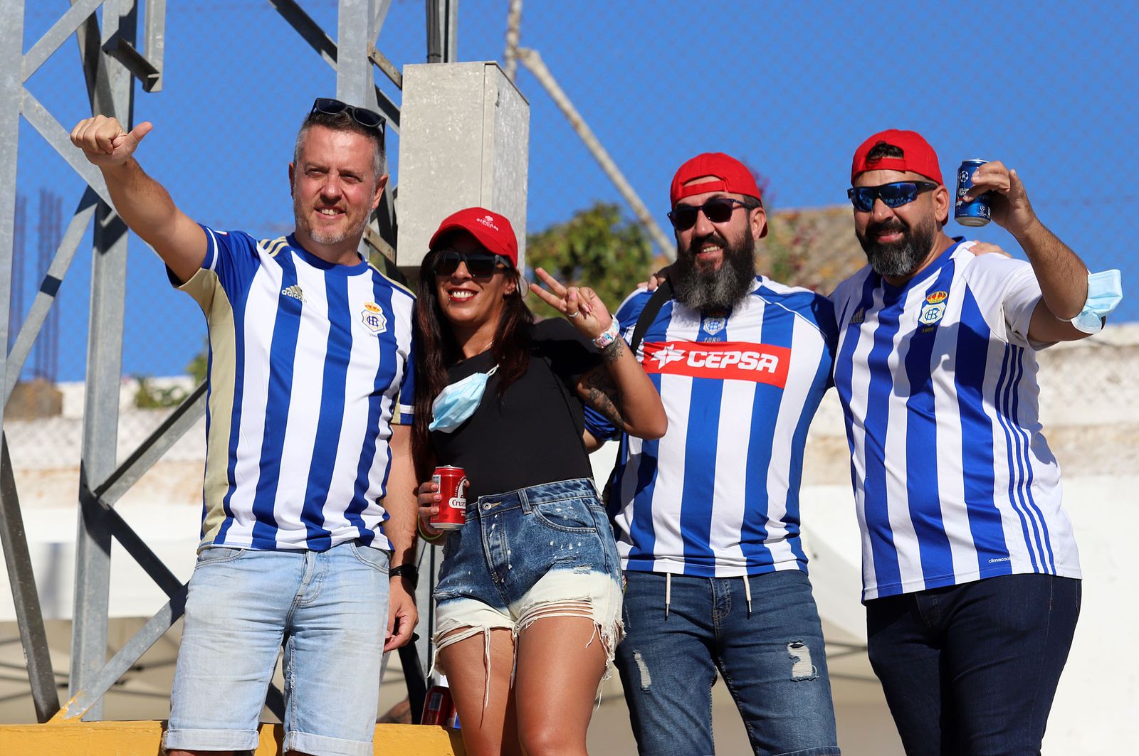 Imágenes de la afición más fiel del Recre en su visita al campo del Antoniano