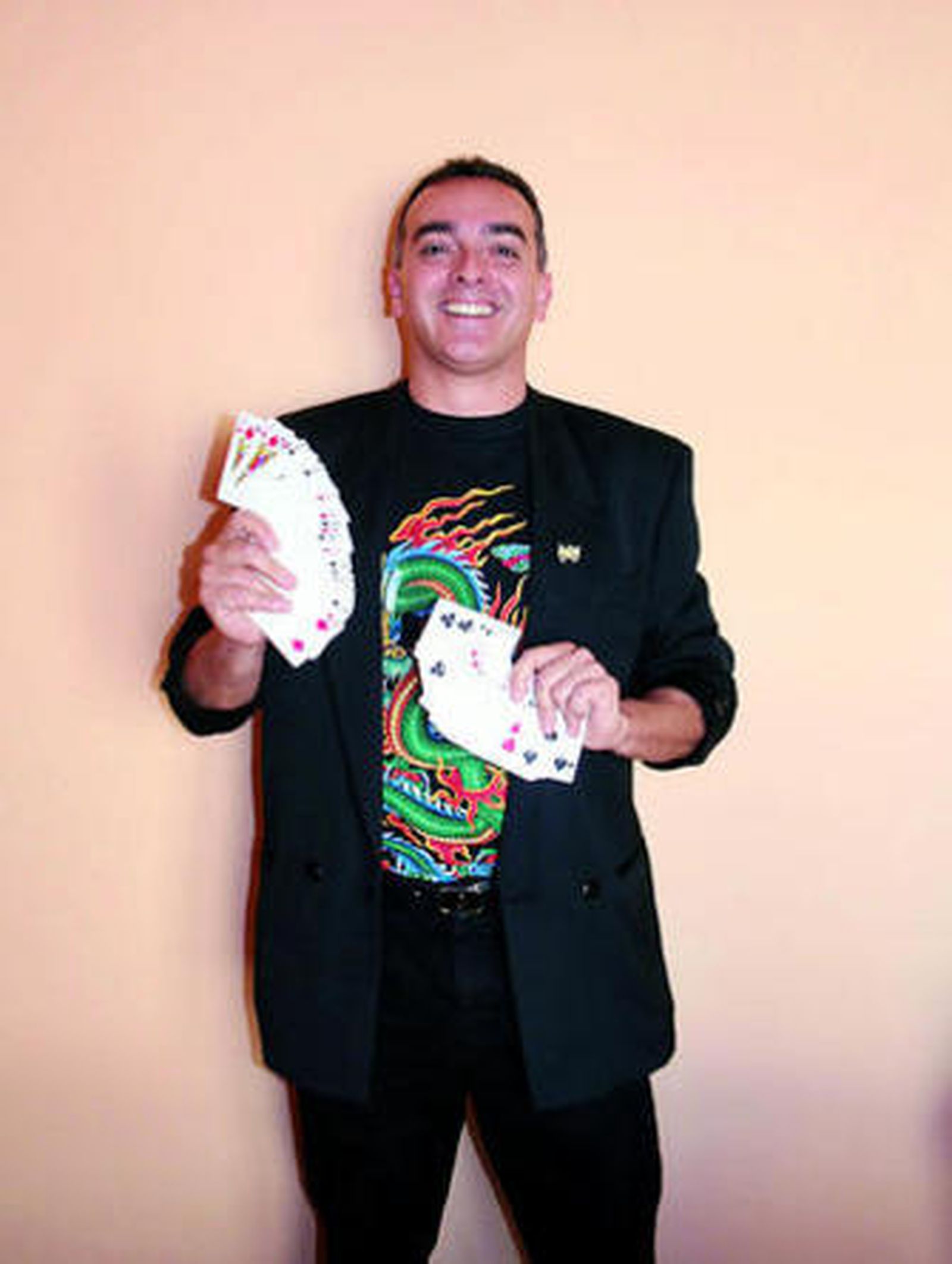 El mago realizará trucos con pañuelos, cartas y monedas.