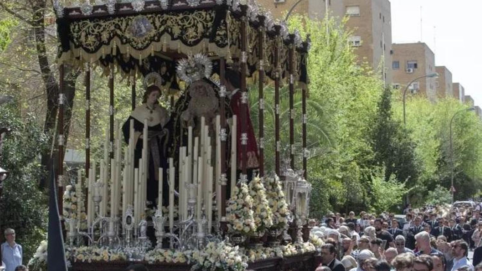 El palio de la Virgen del Sol el Sábado Santo