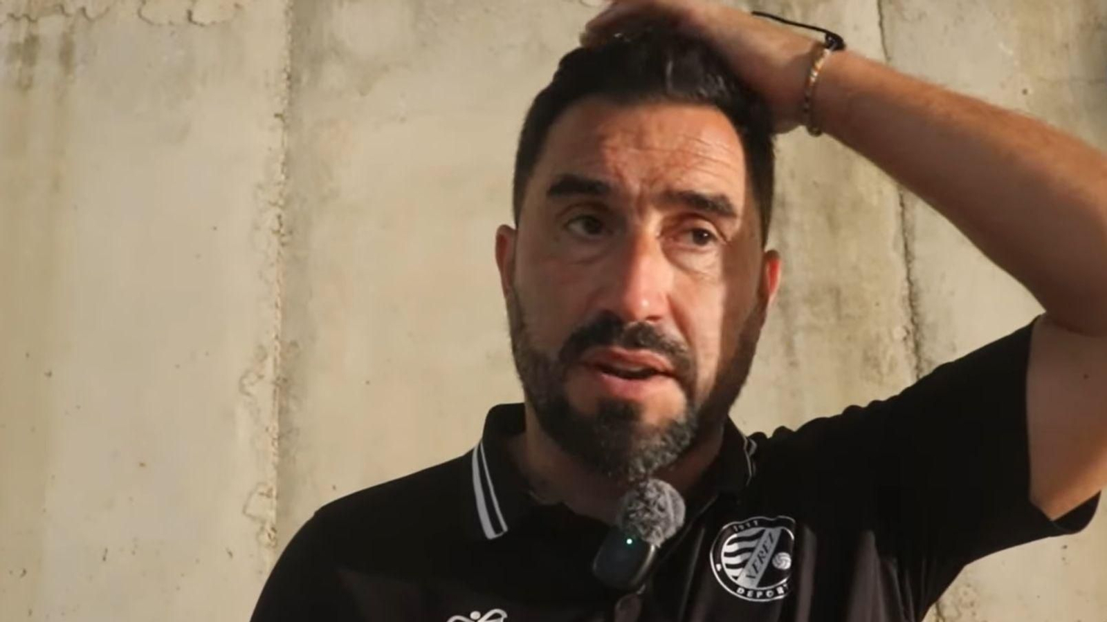 Antonio Fernández, entrenador del Xerez DFC, en rueda de prensa en el Ciudad de Lepe.