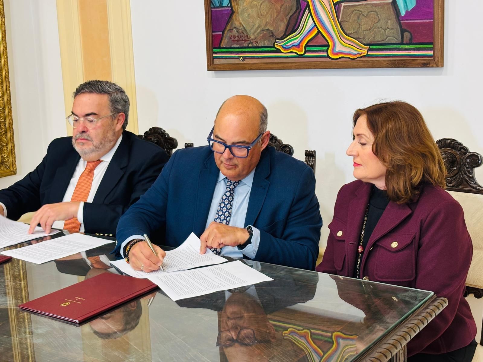 Imagen del acuerdo firmado entre el Ayuntamiento de Vélez-Málaga y la Asociación de Empresarios de Vélez-Málaga