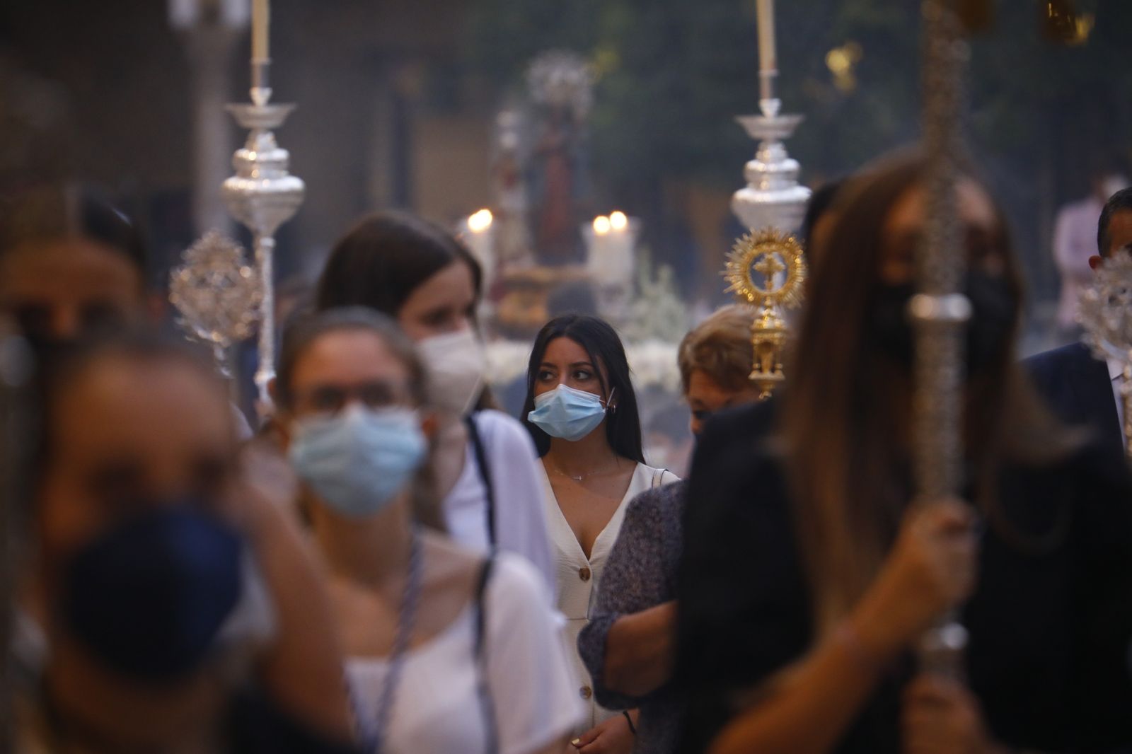 El vía lucis con la Virgen de la Fuensanta en el Patio de los Naranjos, en imágenes
