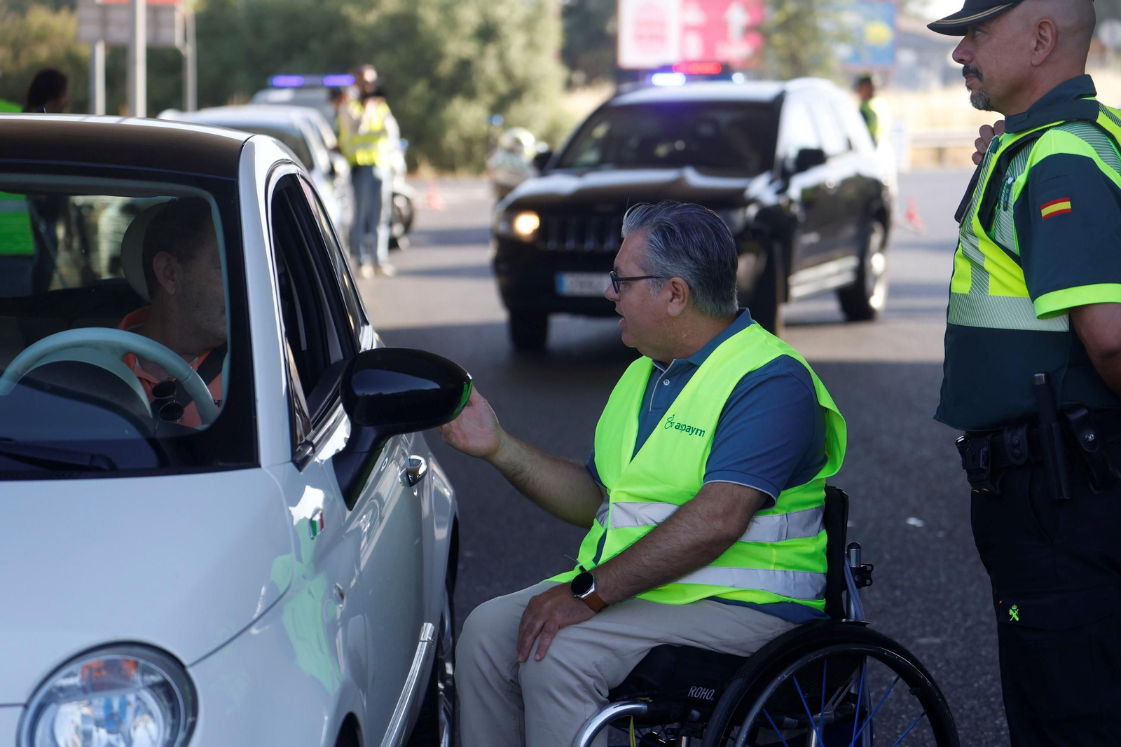 En imágenes, la campaña "No corras, no bebas, no cambies de rueda", de la Guardia Civil, DGT y Aspaym Córdoba.