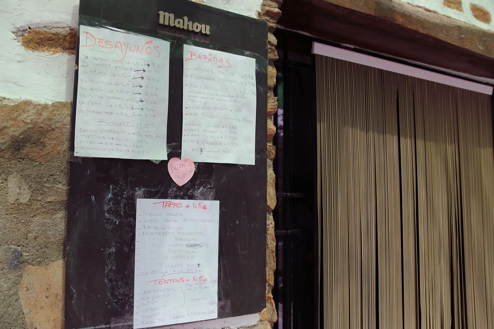 Imágenes de la ruta por bares y tiendas de comercio contra la Almería Vaciada