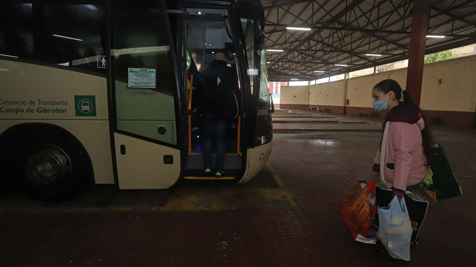 Reparto de mascarillas en las estaciones de autobús del Campo de Gibraltar