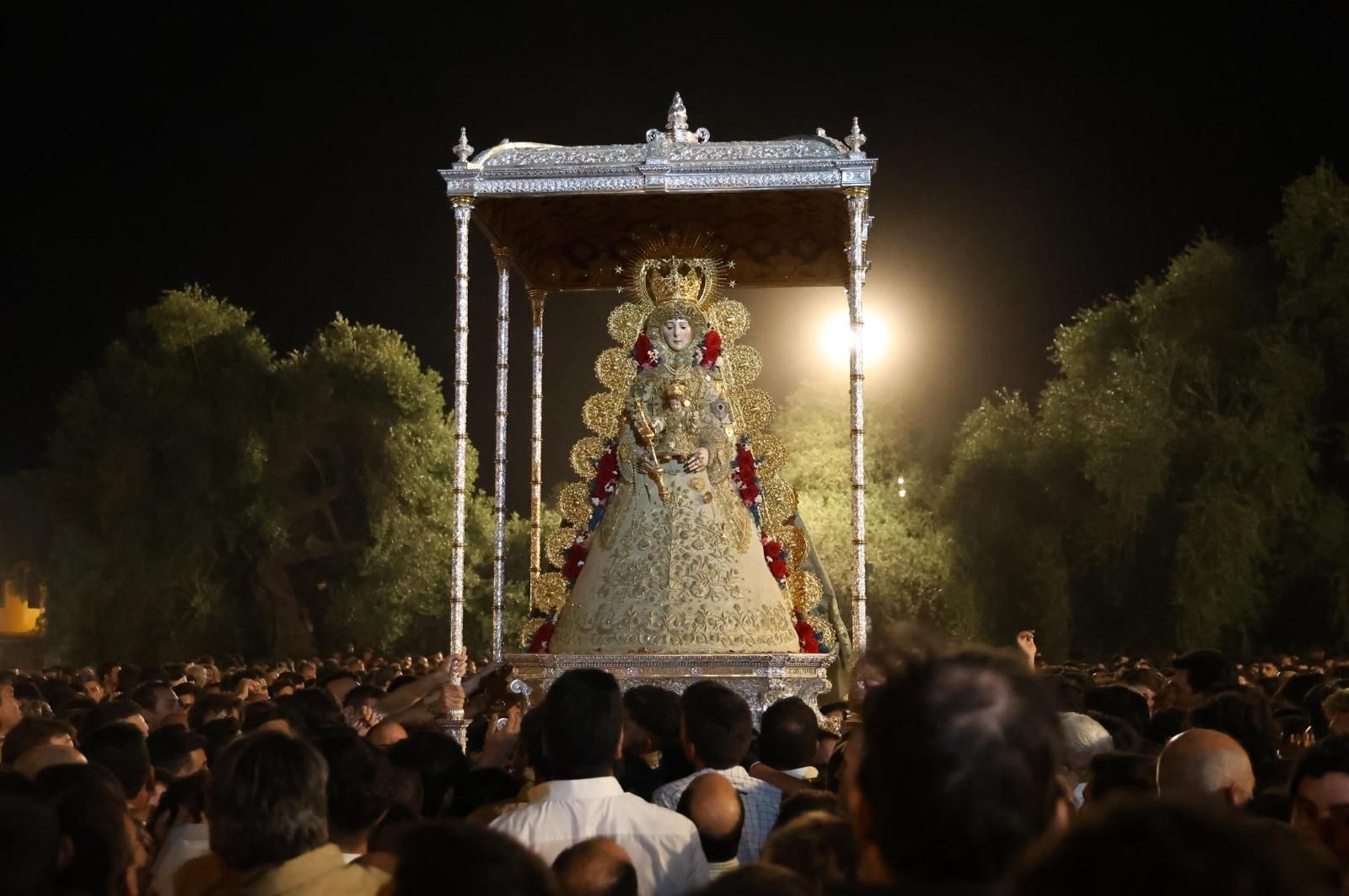 La Virgen del Rocío durante la procesión de esta madrugada.
