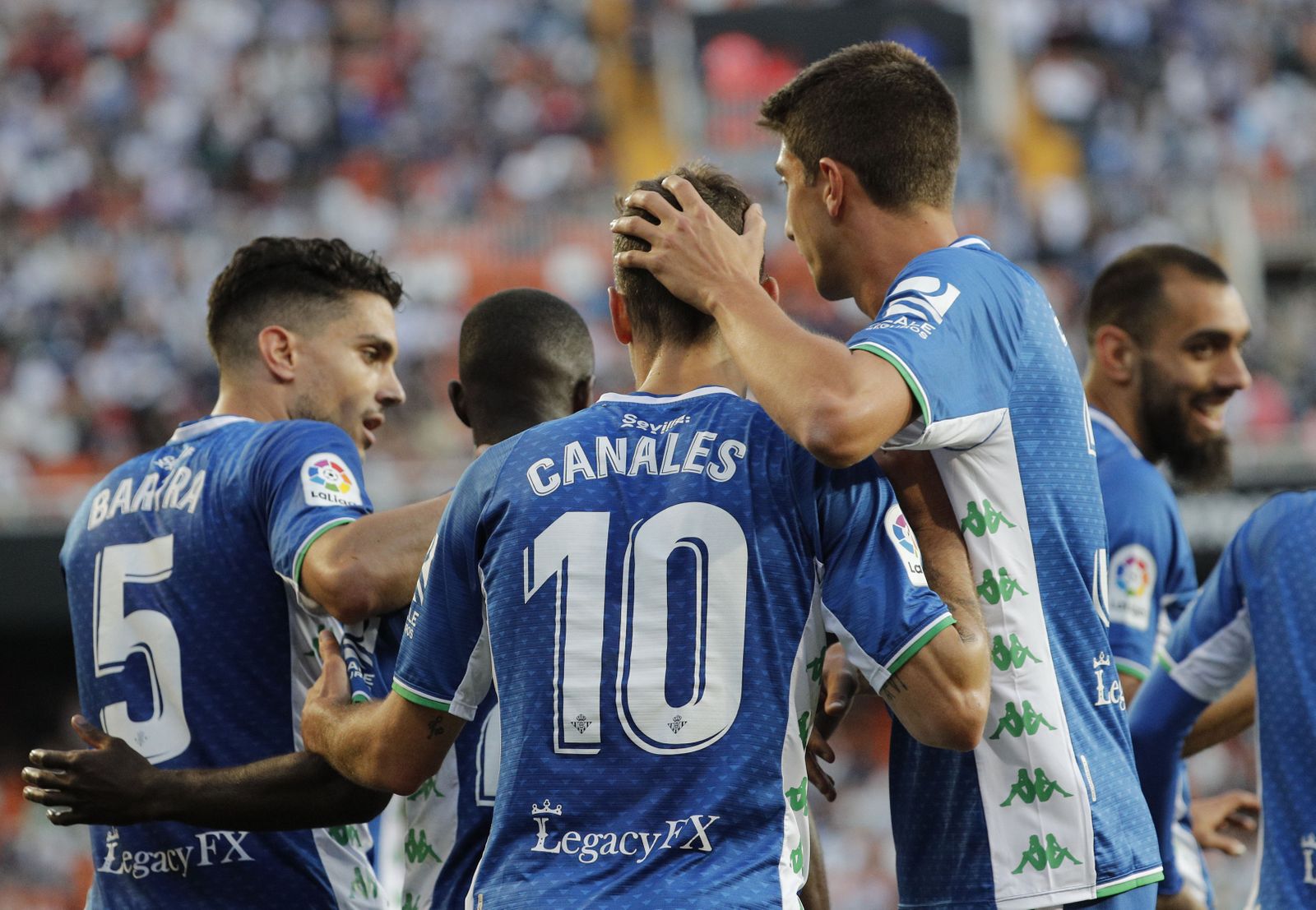 Canales es felicitado por sus compañeros tras marcar.