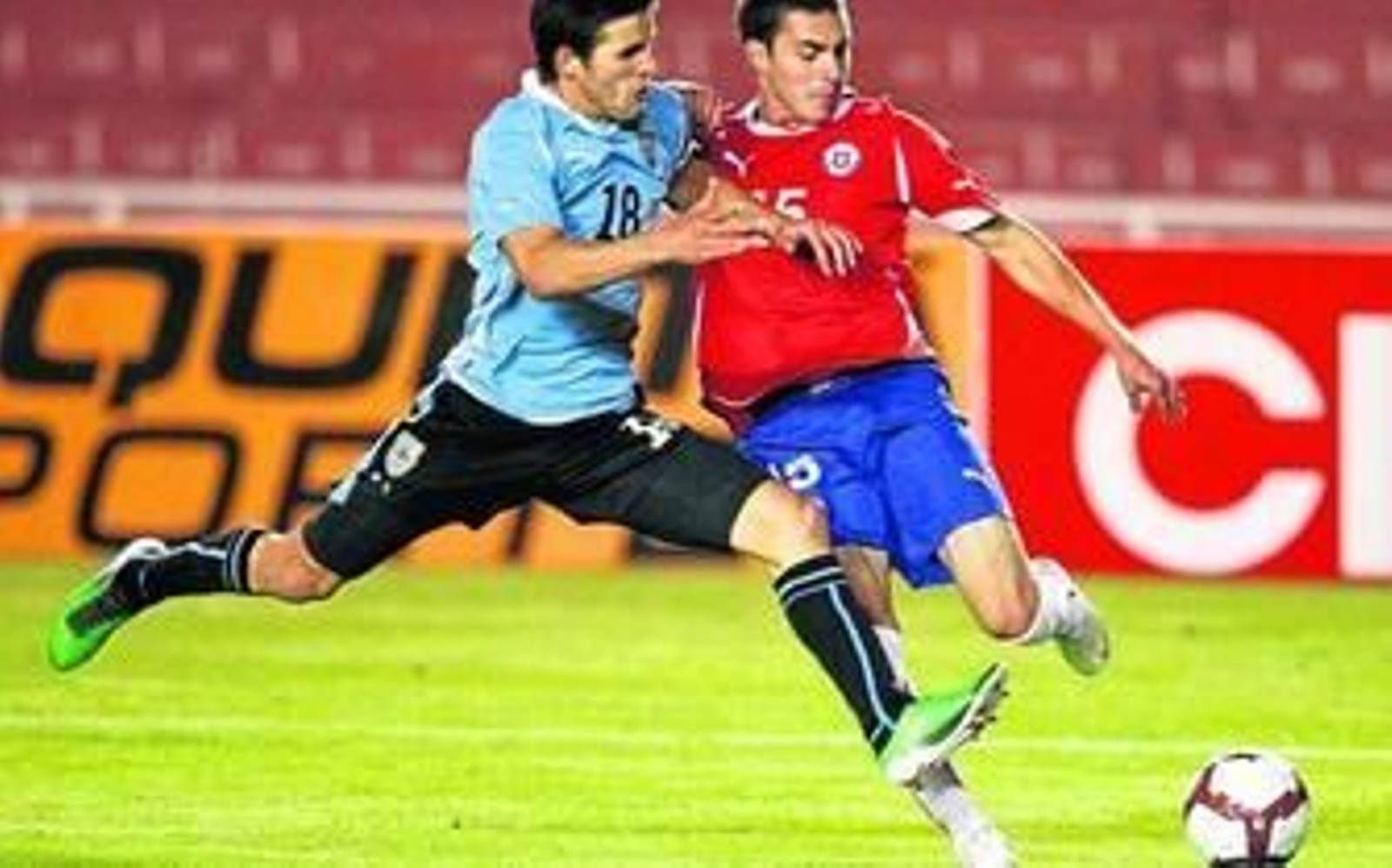 Gallegos golpea el balón en encuentro con su selección ante un rival de Uruguay en el Sudamericano sub 20 en el que participó.