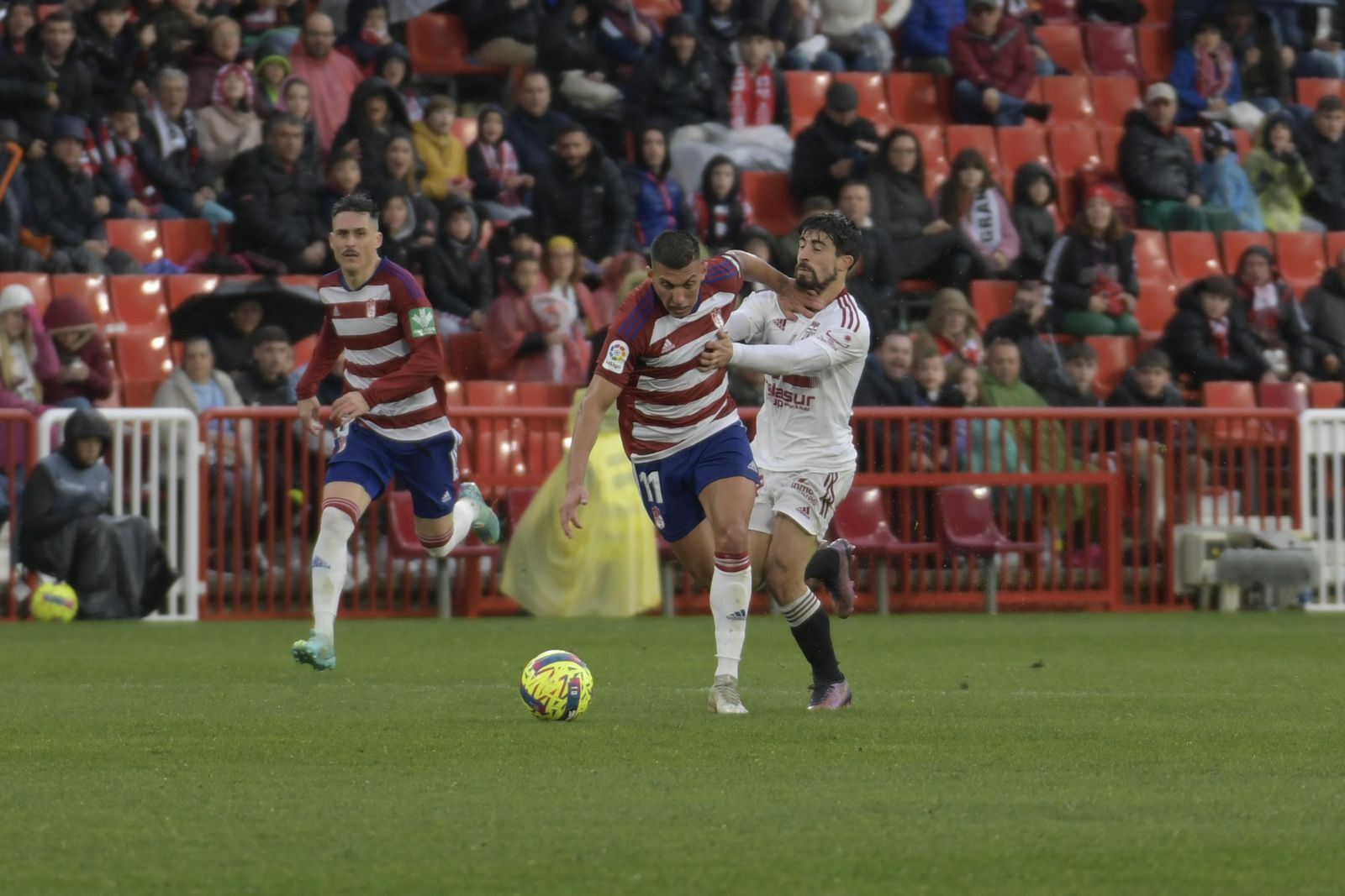Uzuni trata de eludir la marca de Jairo en el duelo ante el Cartagena.