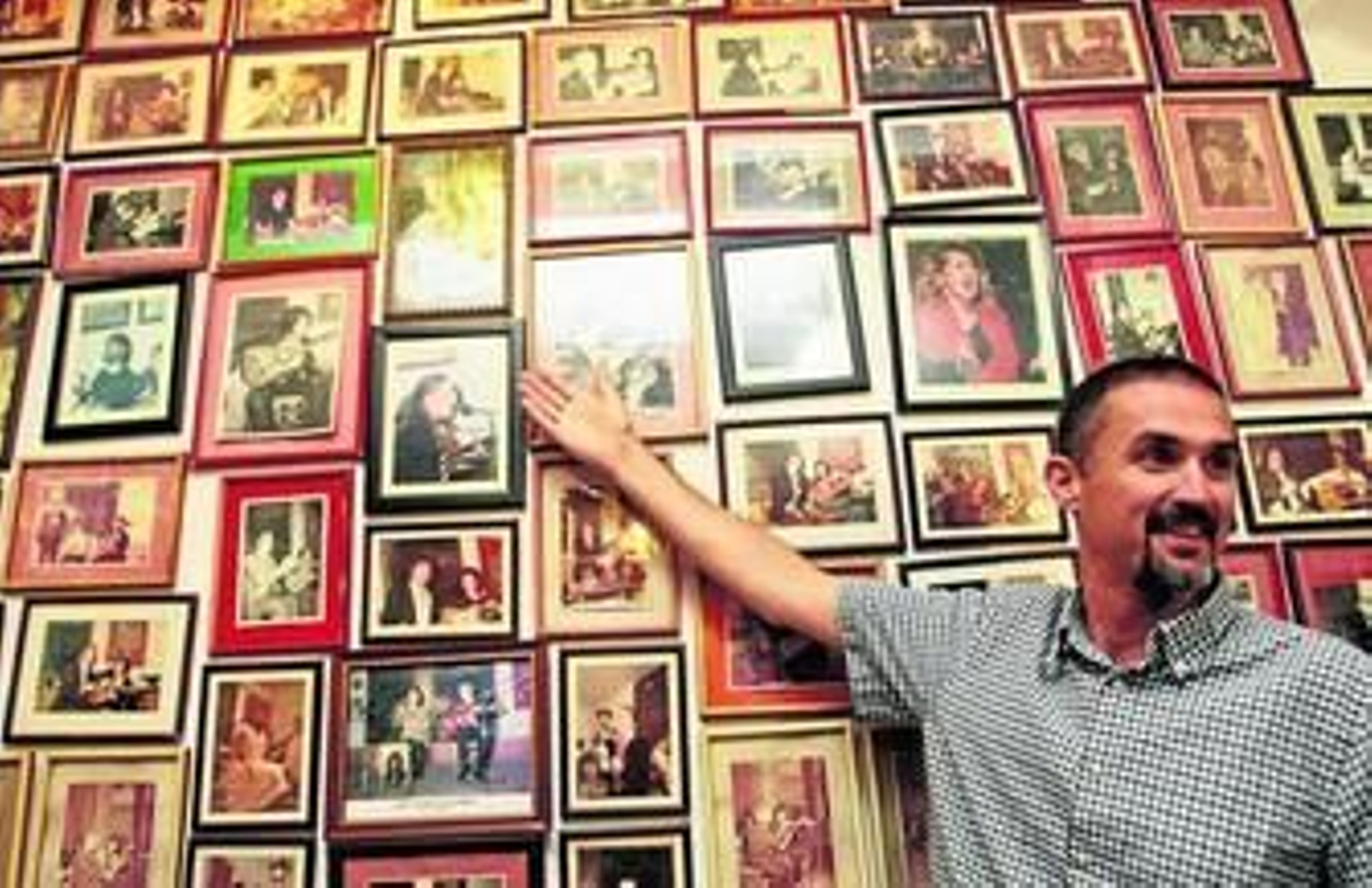 Arriba, Sarrazin en la peña La Platería en la última visita que ha hecho a Granada (Foto: Miguel Rodríguez). Abajo, una imagen de Curiosity. En la otra página, el cráter donde aterrizará el rover de la NASA y una de las pruebas que realizaron los investigadores de CheMin en el Río Tinto.