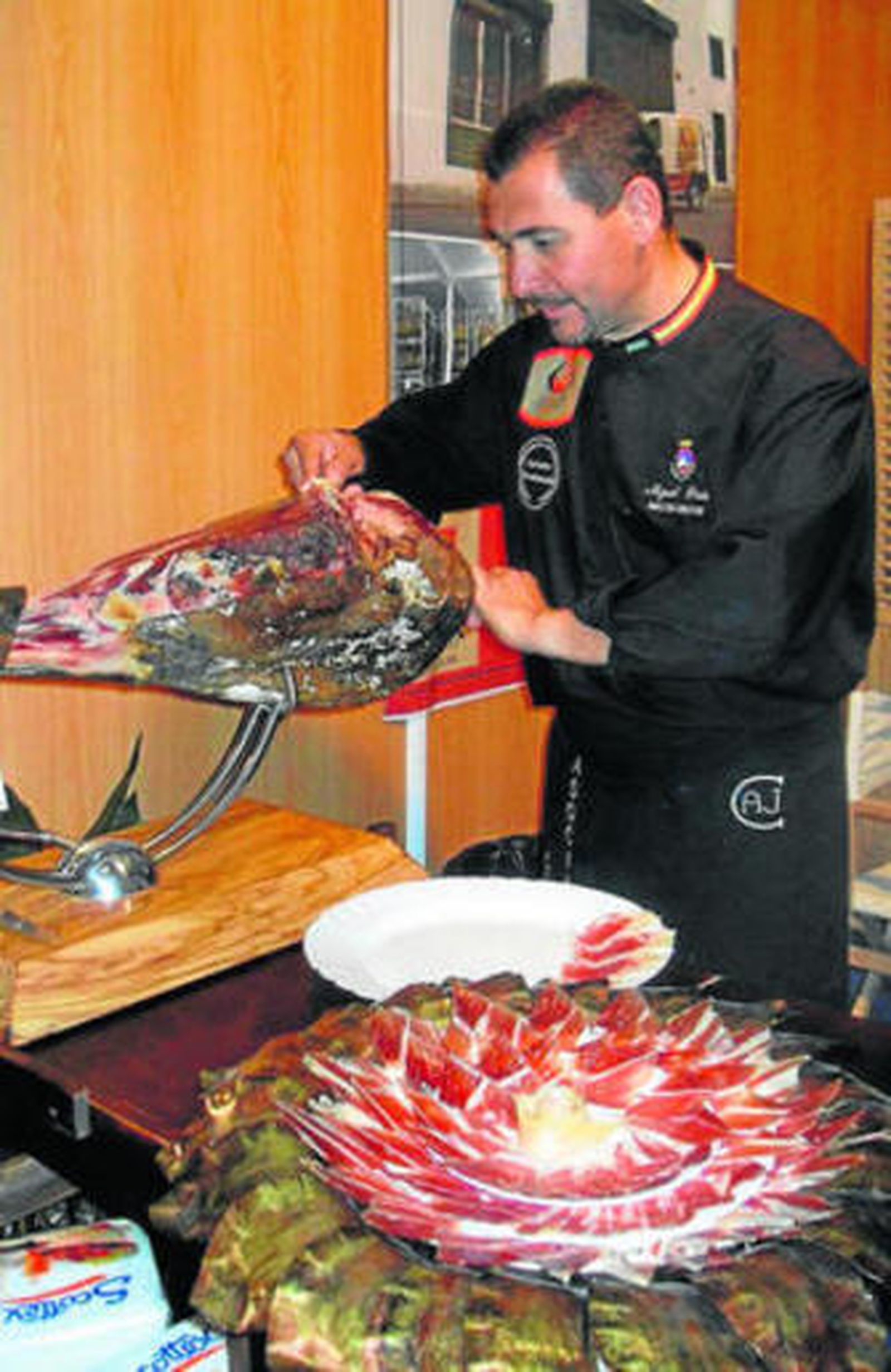 El cortador Miguel Prieto, durante una exhibición.