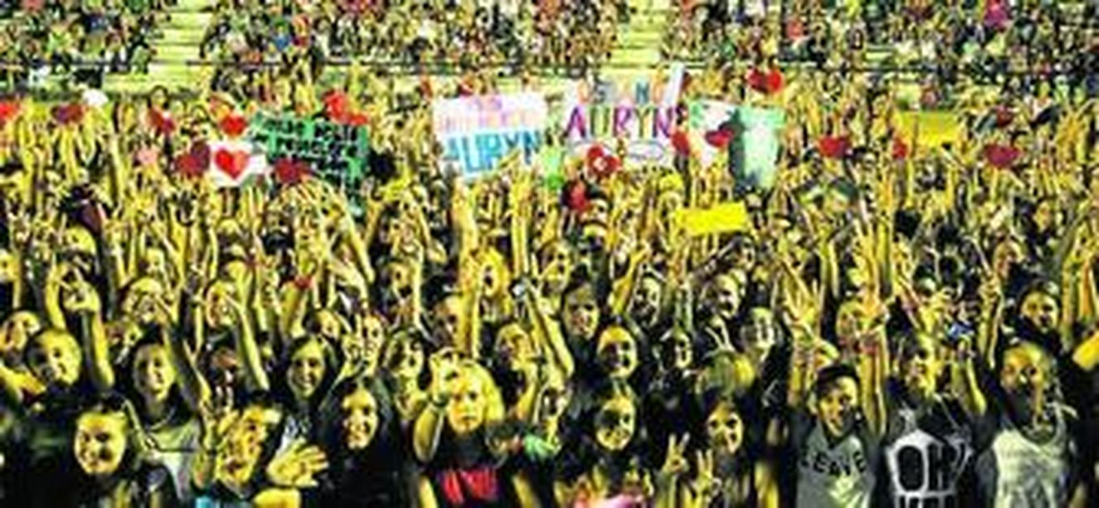 Un público eminentemente juvenil acogió con entusiasmo las canciones de Auryn.