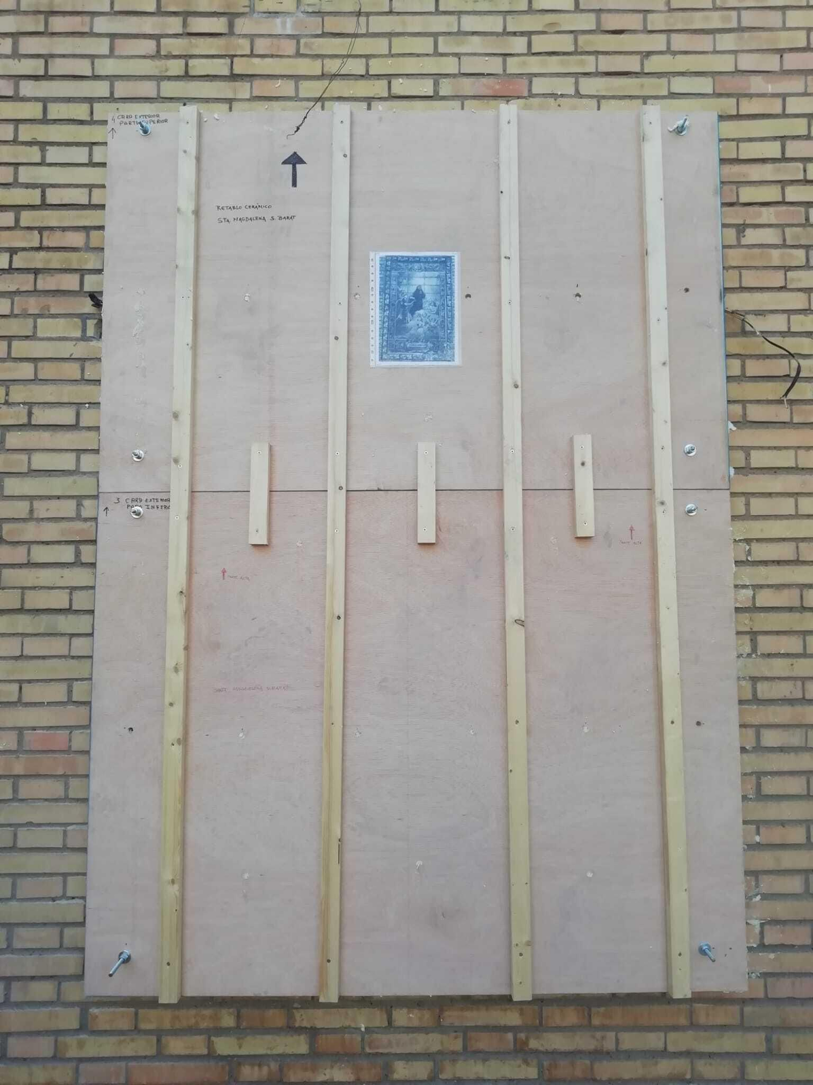 Uno de los retablos protegidos durante su retirada.