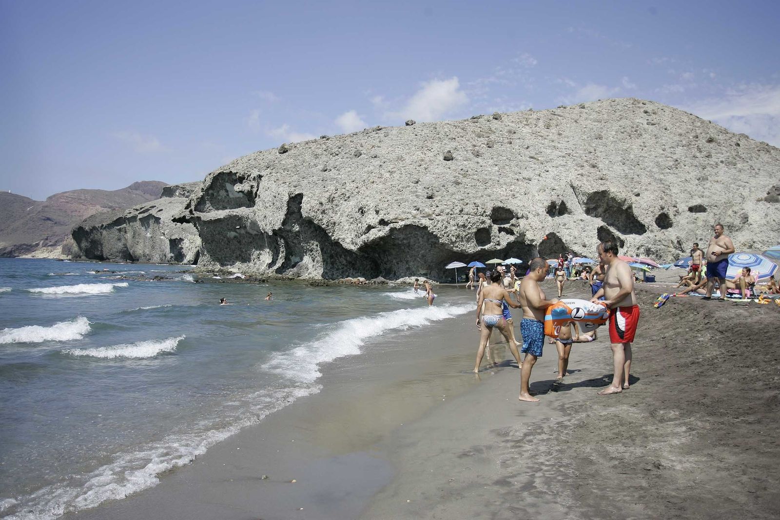 Bañistas en una de las playas del litoral nijareño.