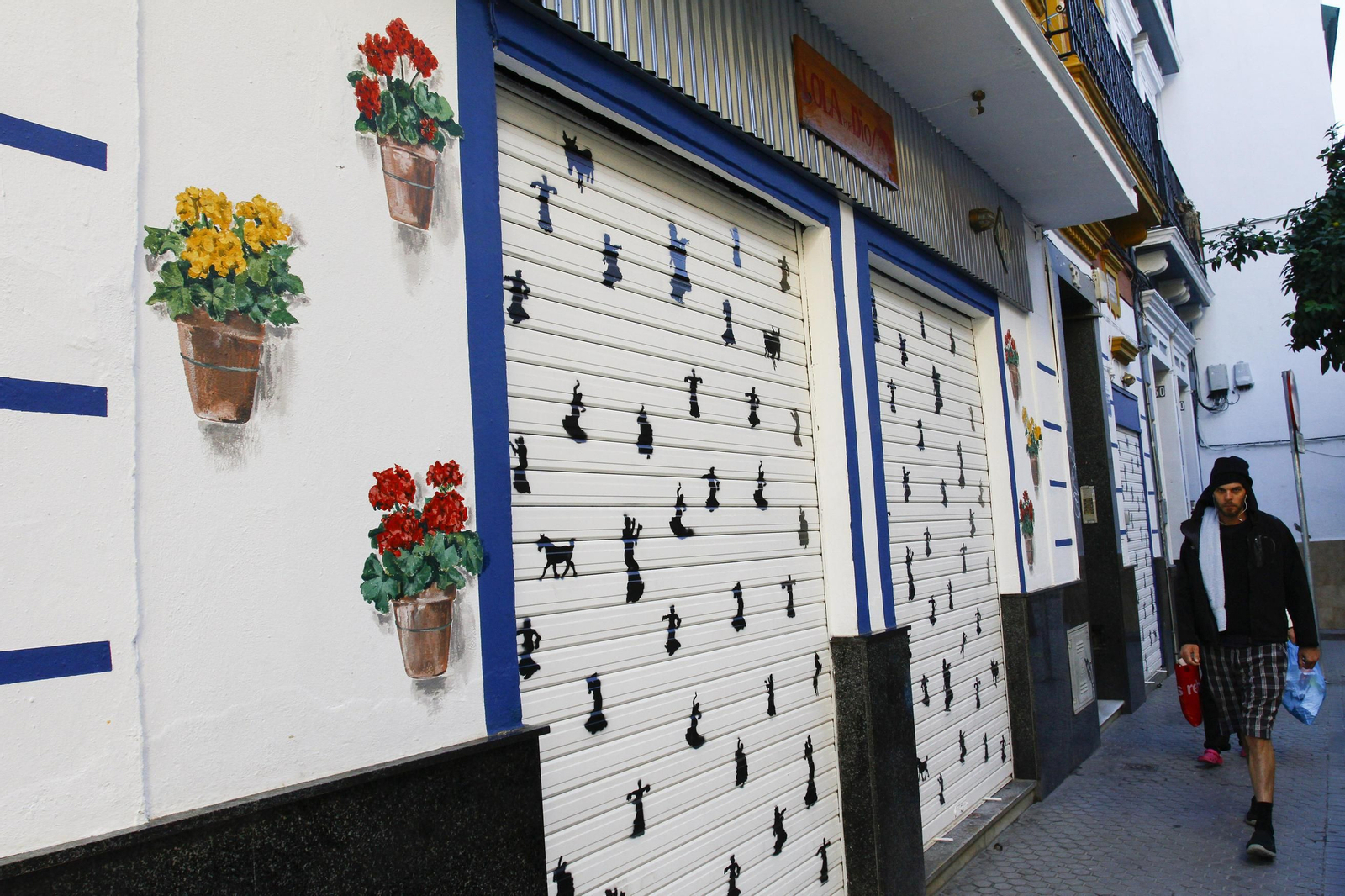 Un joven camina a la altura del establecimiento, en los números 32 y 34 de Conde de Torrejón.