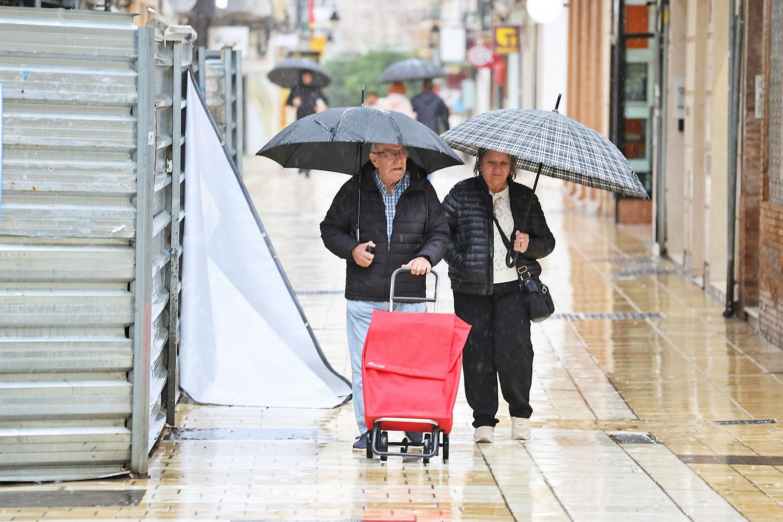 Imágenes de la lluviosa mañana de sábado en Huelva