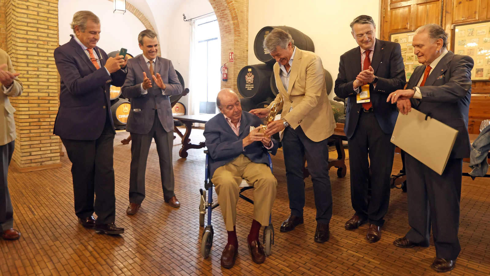 Emotivo homenaje de la OIV a Alberto García de Luján