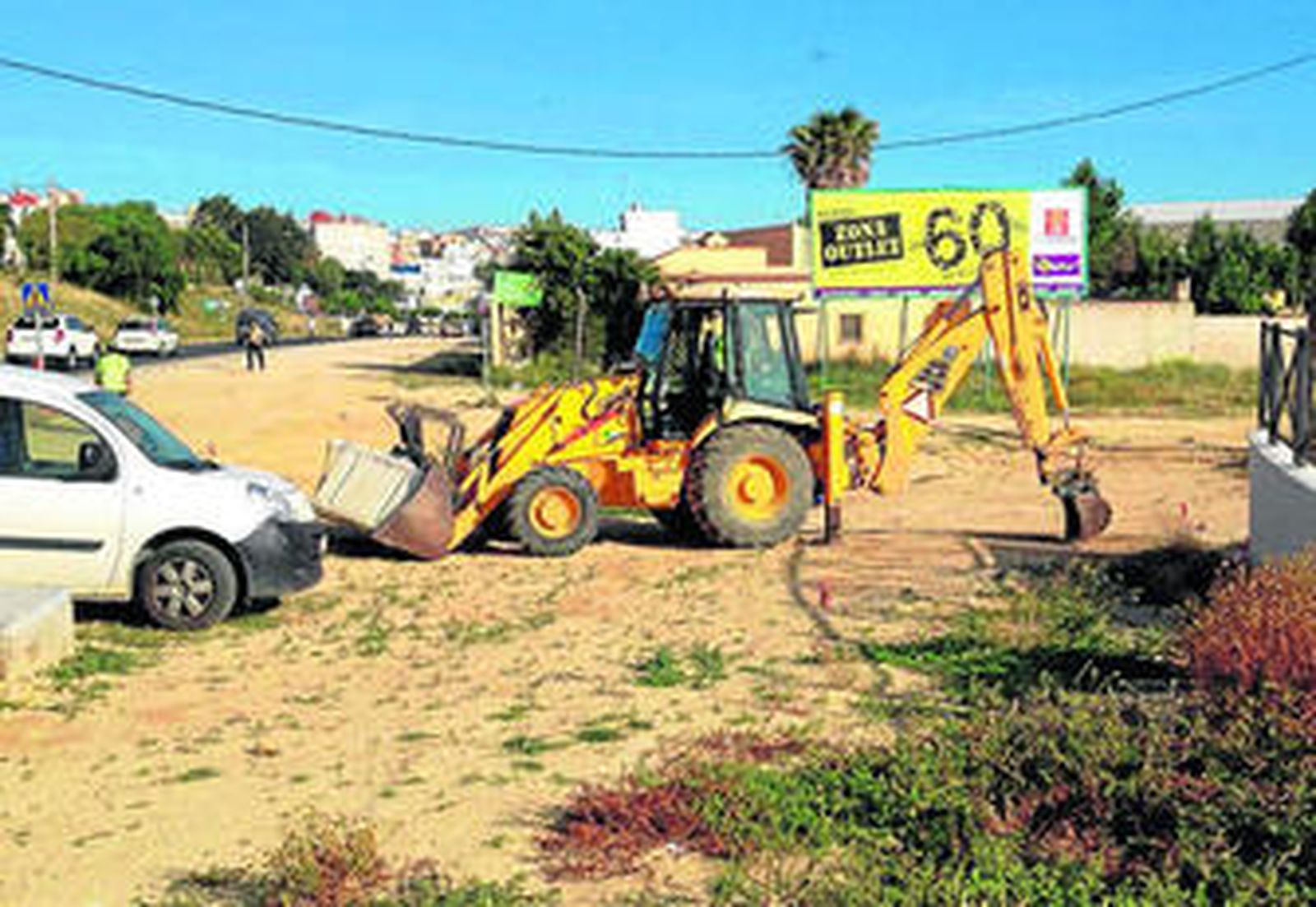 Una máquina de obra, ayer, en las inmediaciones de Huerta Mata, en Chiclana.