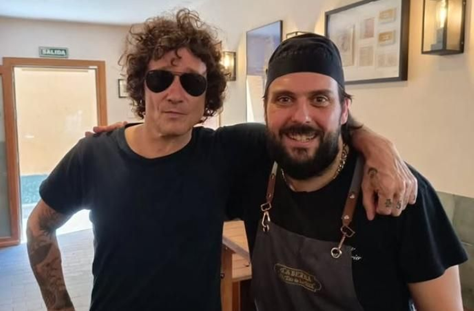 Enrique Bunbury junto a uno de los hijos de Antonio Saborido, quien regenta la Taberna El Tío de la Tiza