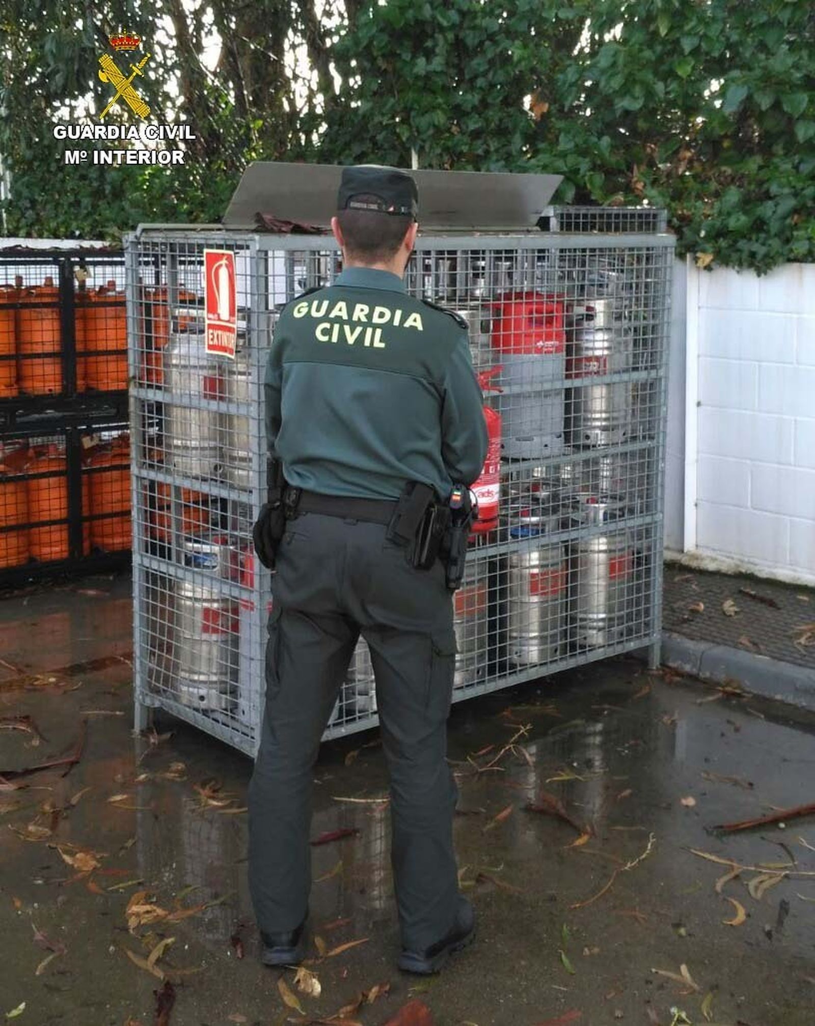 Imagen de las bombonas ya recuperadas por la Guardia Civil.