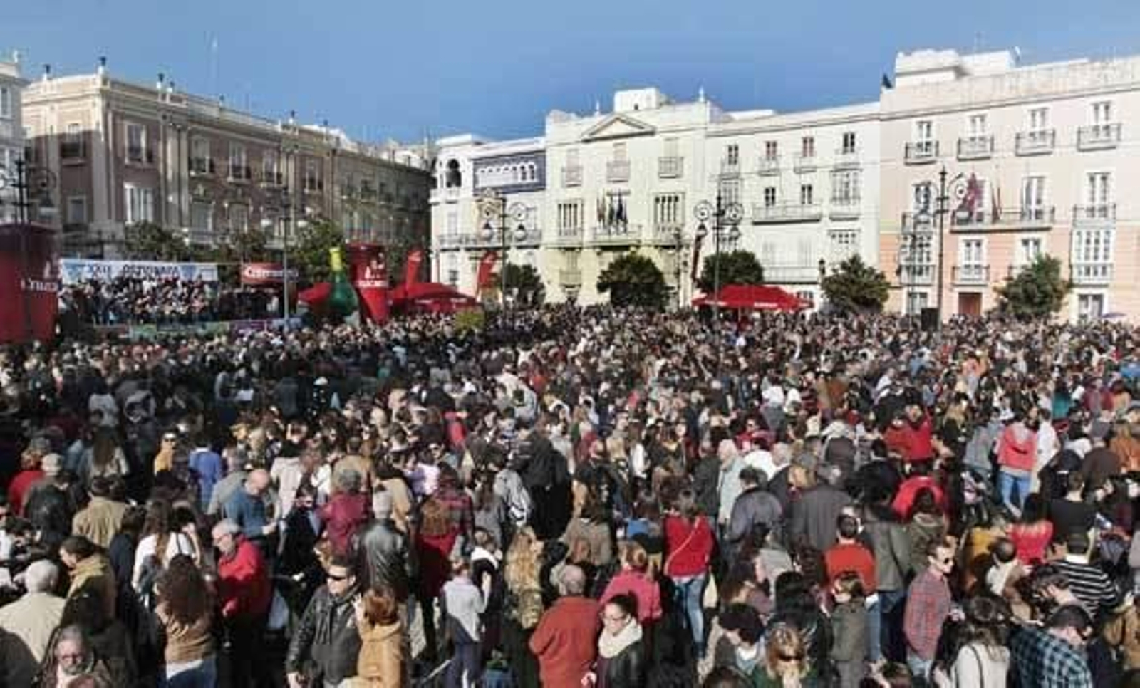 Numeroso público se congregó en la plaza de San Antonio para la Ostionada. /Fito Carreto