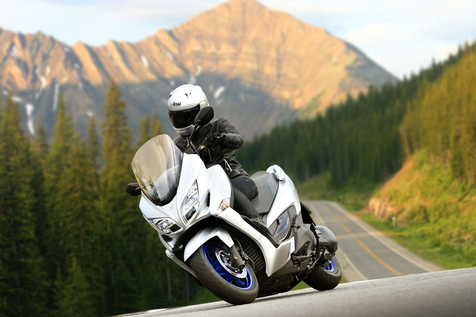 El pionero de los maxiscooter, el Suzuki Burgman 400, se renueva