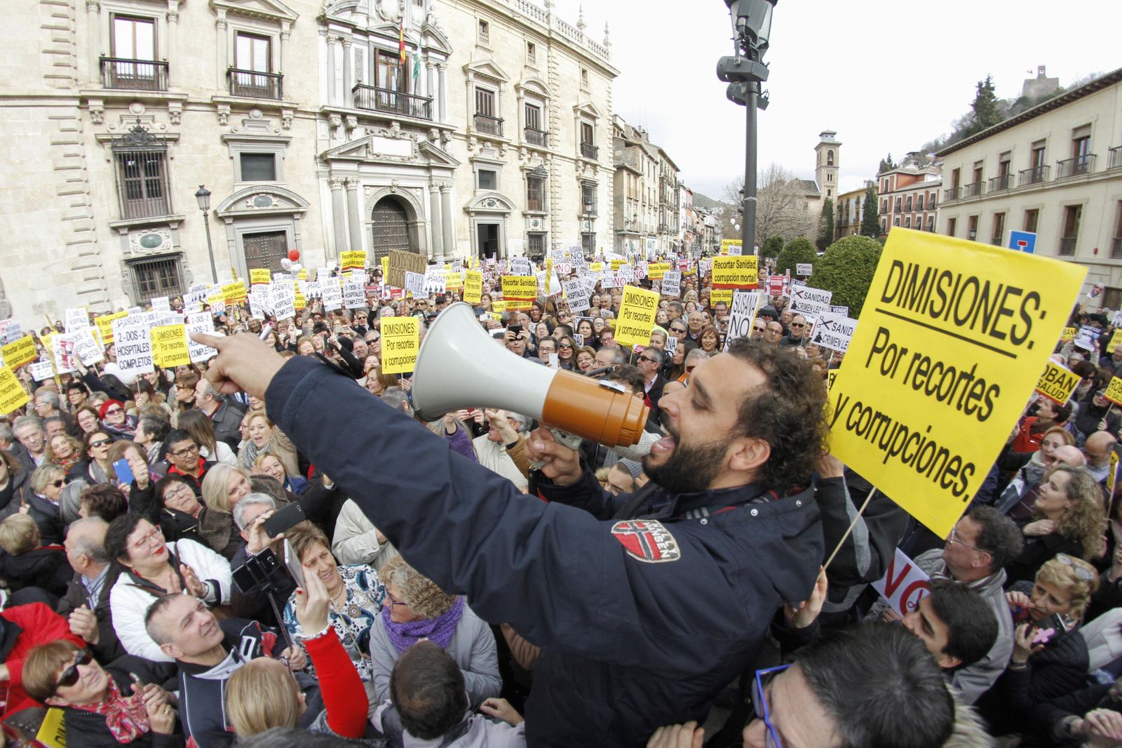 El médico Jesús Candel, 'Spiriman', ayer, en su protesta frente a la sede del Tribunal Superior de Justicia de Andalucía (TSJA), en Granada.