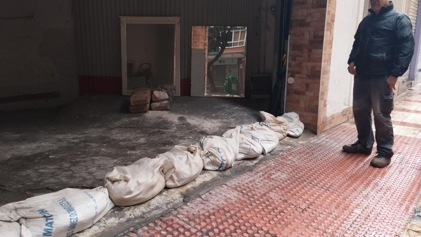 Paulino Ortiz ante el local donde el agua entró pese a las bolsas de arena en la puerta. Paulino Ortiz ante el local donde el agua entró pese a las bolsas de arena en la puerta.