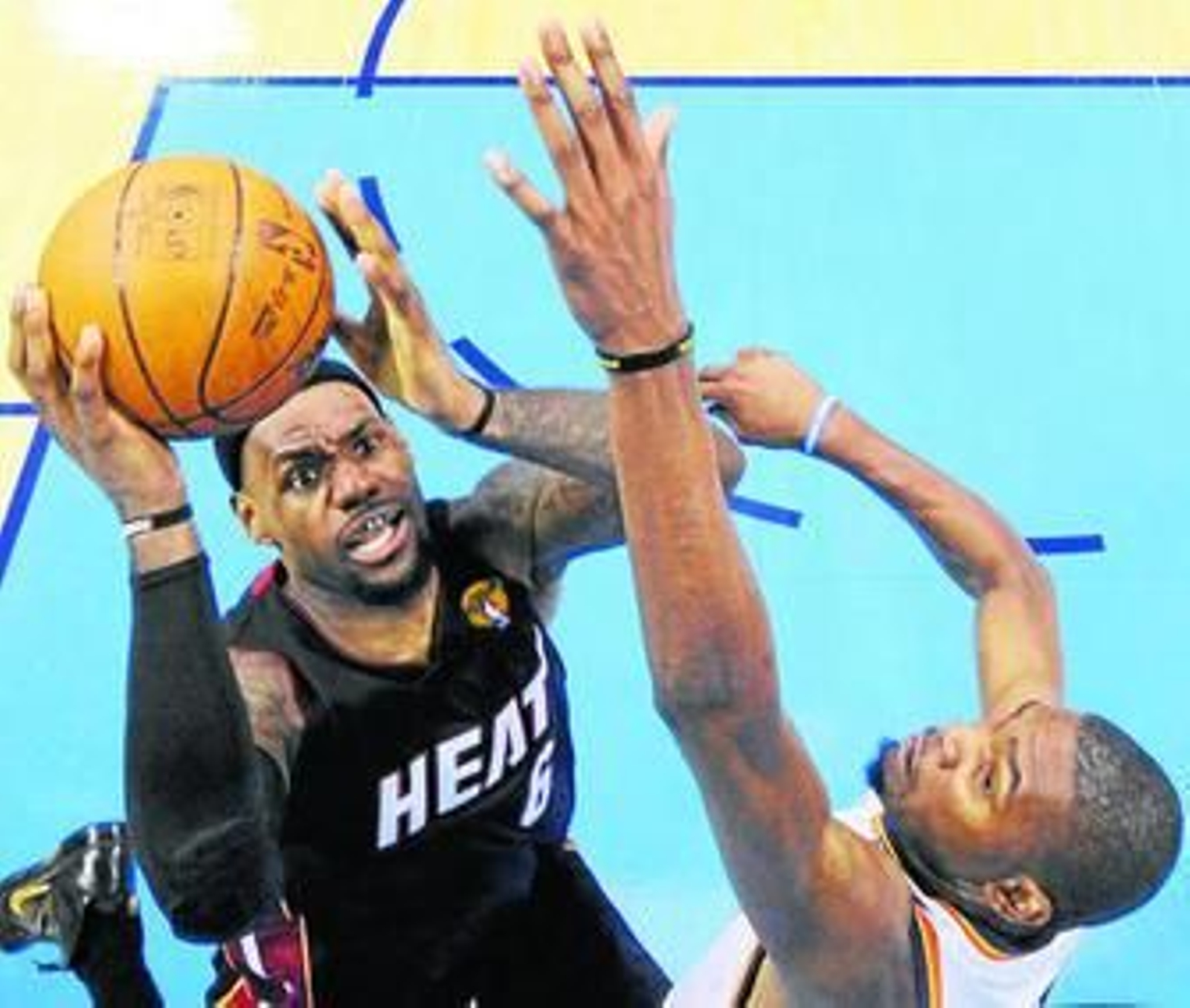 LeBron James penetra a canasta ante la defensa de Kevin Durant.